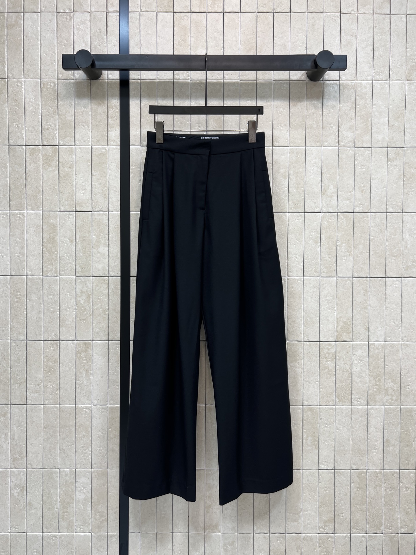 NO:715748,AW's 26 early spring new style high-waisted wide-leg suit pants, perfect drape, anti-wrinkle and easy to care for, suitable for daily commuting!  The high waist + wide leg design makes the legs appear slimmer and longer. The gray color is super versatile and can be worn with any shirt or knitted sweater. It looks very elegant. It is simple and high-end and easy to use. It is a must-have item for urban girls’ wardrobe!  Two colors and three codes Size/S-M-L, shirts, business suit,19860909AW家 26早春新款 高腰阔腿西装裤 垂坠感满分 抗皱又易打理 通勤日常都OK！高腰+阔腿设计 显瘦拉长腿型 灰色超百搭 随便配衬衫、针织衫都很有气质~简约高级感轻松拿捏 都市女生衣橱必备单品！ 两色三码Size/S-M-L,,shirts,business suit,,Women's clothing