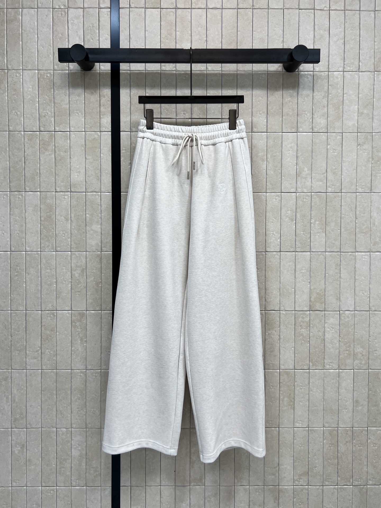 NO:715751,CE Home's 26 early spring new Korean-style draped glutinous rice pants, high-waisted, loose straight design, soft draped fabric, super comfortable to wear!  The drawstring elastic waist is suitable for all body types. It can be easily used for daily commuting at home and leisure. It is suitable for pear-shaped or petite girls. It can be paired with sweaters and sweaters for a perfect lazy feeling~two colors and three sizes. Size/S-M-L,,hoodie,sweatshirts,sweaters,19860909CE家 26早春新款 韩系垂坠感糯米裤 高腰宽松直筒设计 柔软垂坠面料 穿着超舒适！抽绳松紧腰 适合各种身材 日常通勤 居家、休闲都能轻松驾驭 梨形身材或小个子女生都很友好 搭配卫衣、毛衣慵懒感满分~两色三码 Size/S-M-L,,hoodie,sweatshirts,sweaters,,Women's clothing