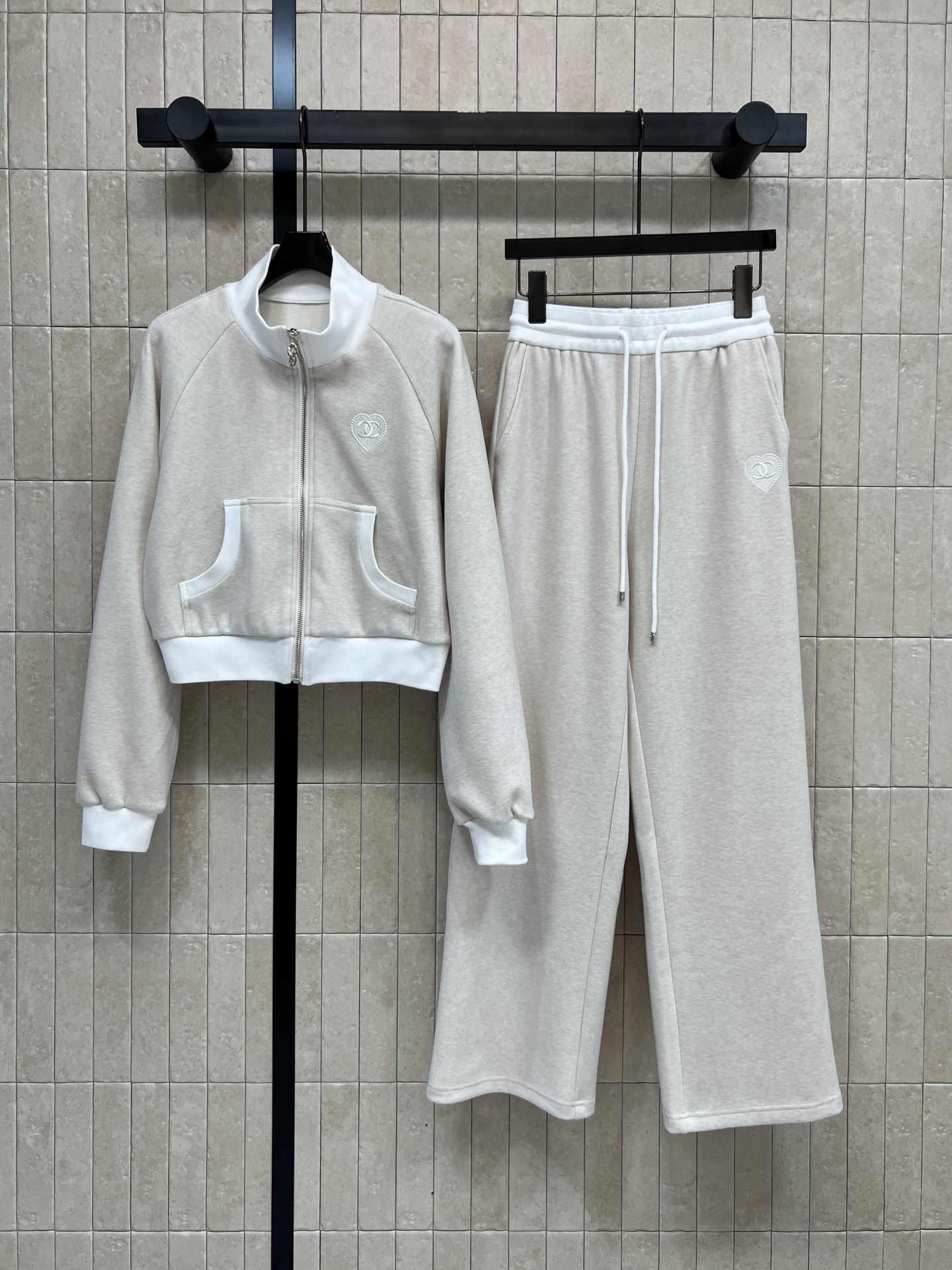 NO:715734,26 early spring new style, love double C embroidered sports suit, stand-up collar zipper jacket + high-waisted casual pants, zipper closure + white stitching, simple and recognizable, the love embroidery on the chest and trouser legs is super exquisite, full of details, full of brand sense!  Suitable for daily leisure, home or light sports. Pair with sports shoes or casual shoes to easily get fashionable and comfortable style. Two colors and three sizes, Size/S-M-L, sneakers, jackets & coats,1986090926早春新款 爱心双C刺绣运动套装 立领拉链外套+高腰休闲裤 拉链开合+白色拼接 简约又有辨识度 胸前和裤腿的爱心刺绣超精致 细节满分 品牌感拉满！日常休闲、居家或轻运动都很适合 搭配运动鞋或休闲鞋 轻松get时尚舒适风 两色三码Size/S-M-L,,sneakers,jackets & coats,,Women's clothing