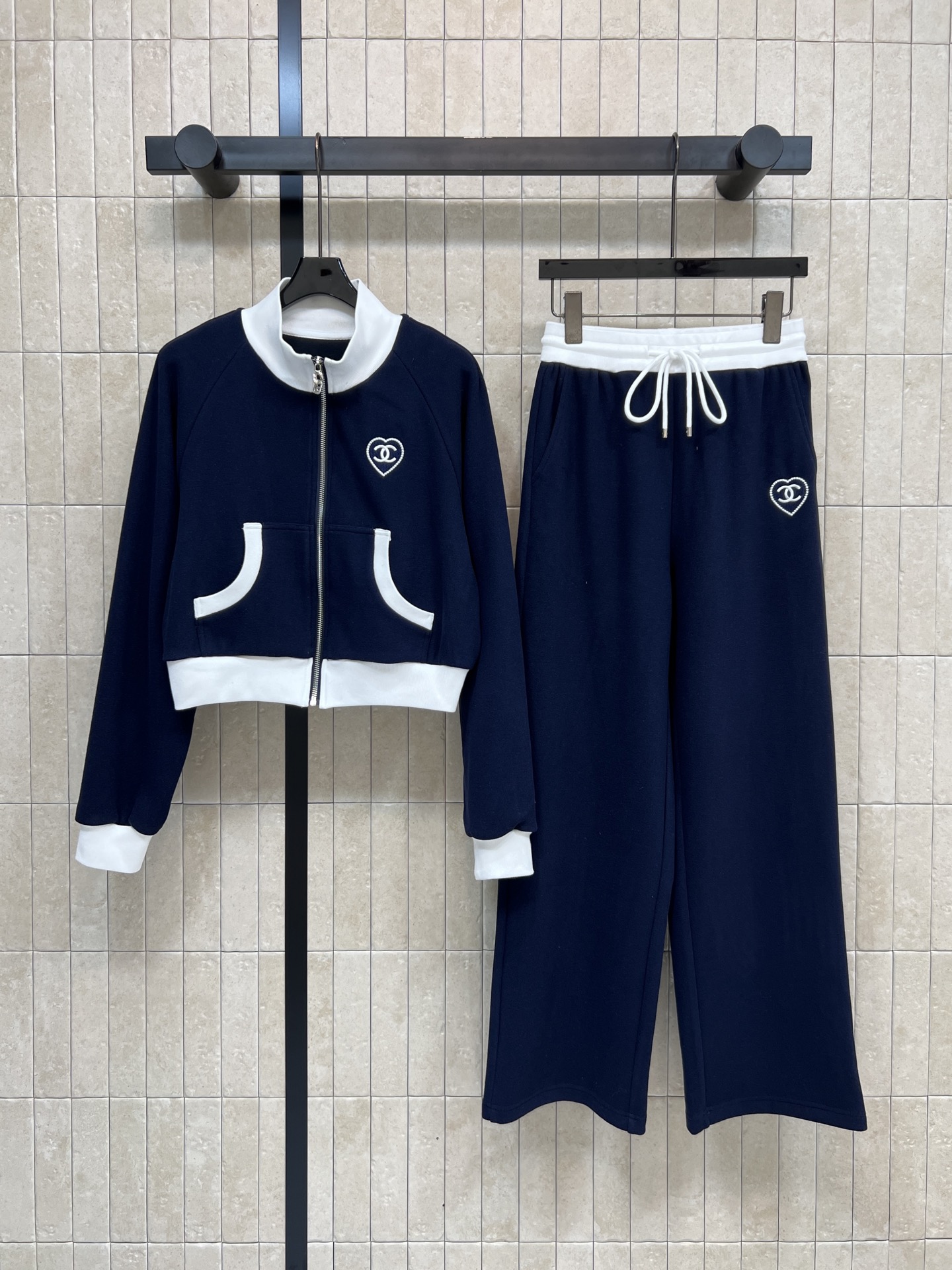 NO:715740,26 early spring new style, love double C embroidered sports suit, stand-up collar zipper jacket + high-waisted casual pants, zipper closure + white stitching, simple and recognizable, the love embroidery on the chest and trouser legs is super exquisite, full of details, full of brand sense!  Suitable for daily leisure, home or light sports. Pair with sports shoes or casual shoes to easily get fashionable and comfortable style. Two colors and three sizes, Size/S-M-L, sneakers, jackets & coats,1986090926早春新款 爱心双C刺绣运动套装 立领拉链外套+高腰休闲裤 拉链开合+白色拼接 简约又有辨识度 胸前和裤腿的爱心刺绣超精致 细节满分 品牌感拉满！日常休闲、居家或轻运动都很适合 搭配运动鞋或休闲鞋 轻松get时尚舒适风 两色三码Size/S-M-L,,sneakers,jackets & coats,,Women's clothing