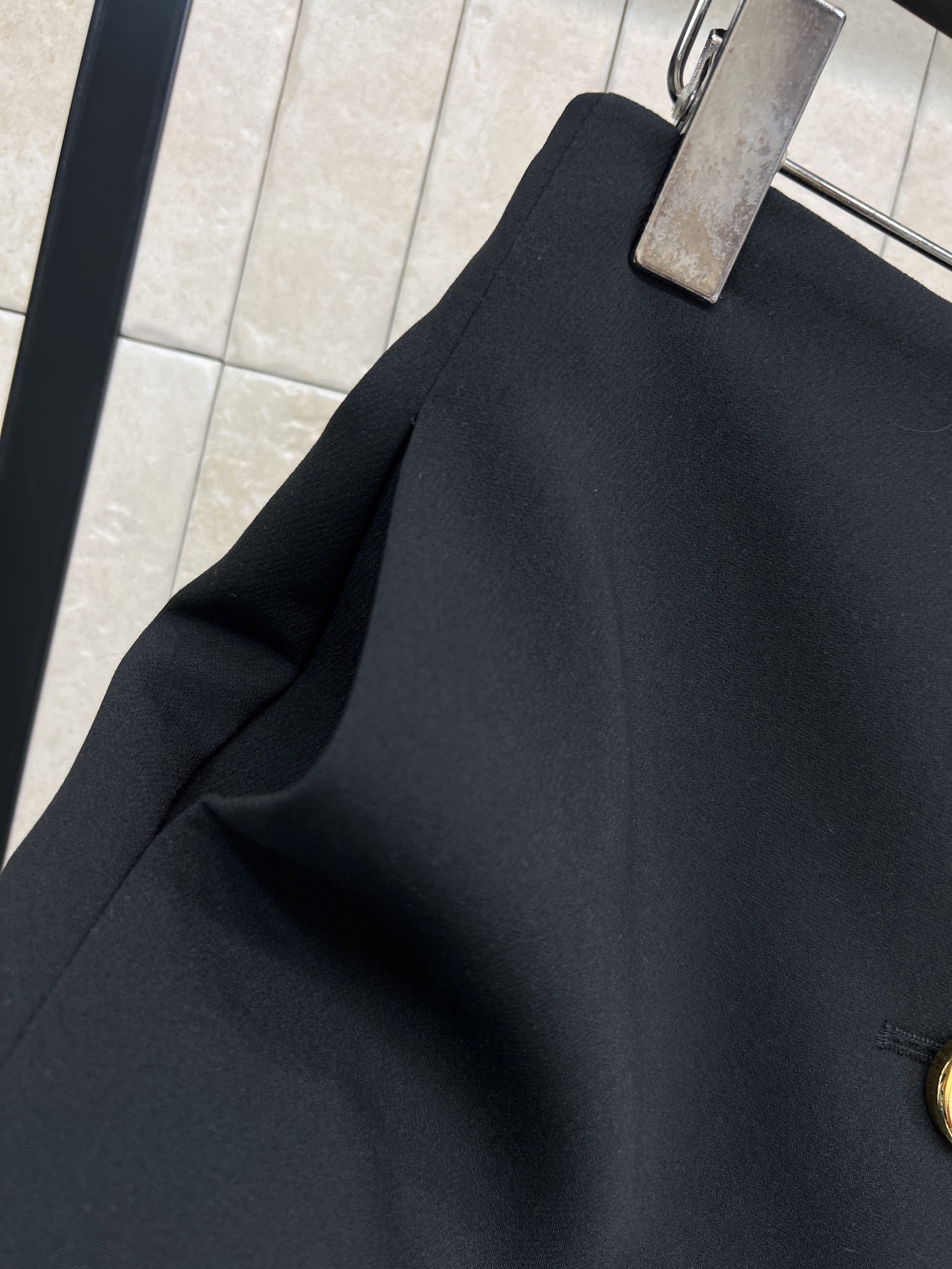 G家 26早春新款 双G纽扣高腰短裙 黑色羊毛面料+三颗双G金属纽扣 品牌辨识度超高 里面GG提花内衬 