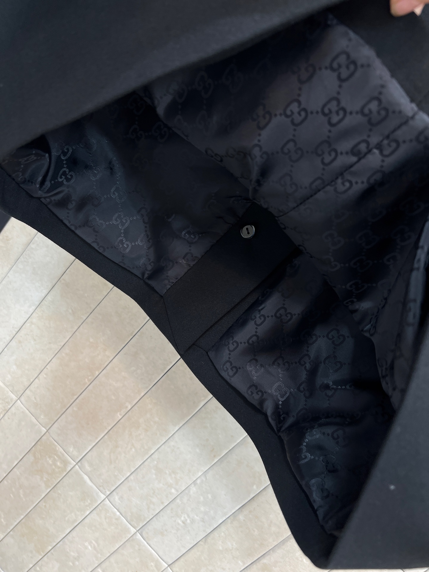 G家 26早春新款 双G纽扣高腰短裙 黑色羊毛面料+三颗双G金属纽扣 品牌辨识度超高 里面GG提花内衬 