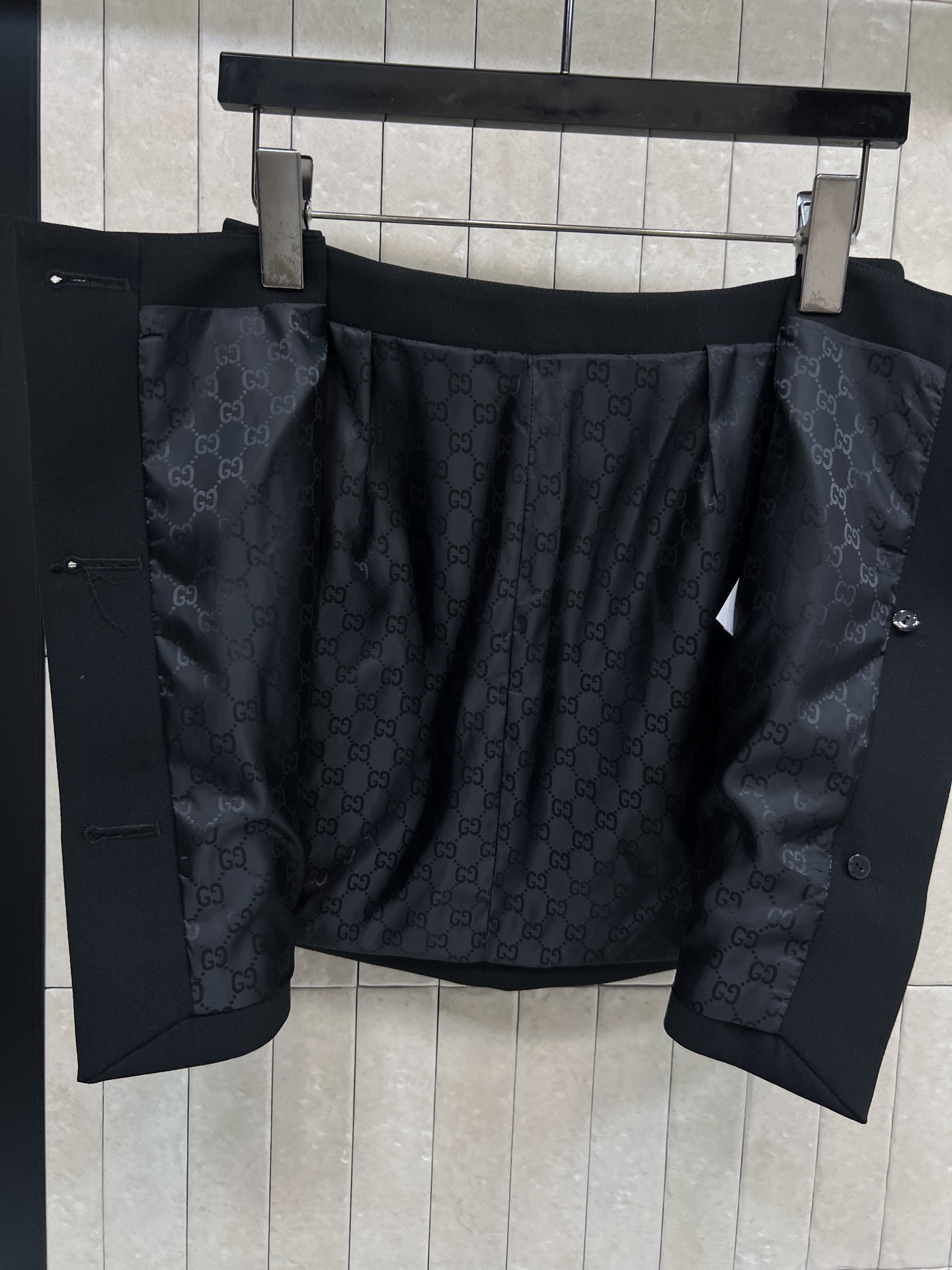 G家 26早春新款 双G纽扣高腰短裙 黑色羊毛面料+三颗双G金属纽扣 品牌辨识度超高 里面GG提花内衬 