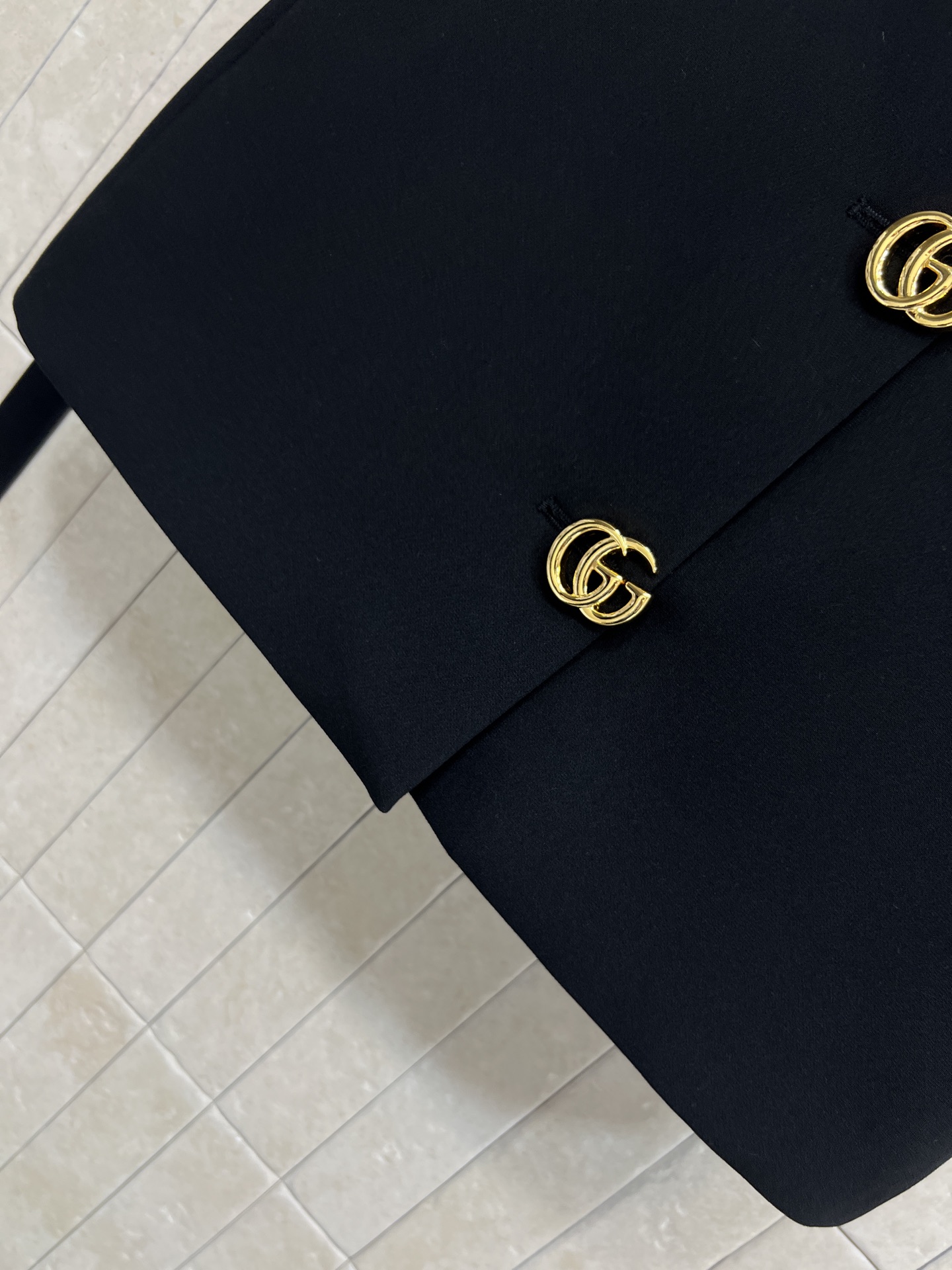 G家 26早春新款 双G纽扣高腰短裙 黑色羊毛面料+三颗双G金属纽扣 品牌辨识度超高 里面GG提花内衬 