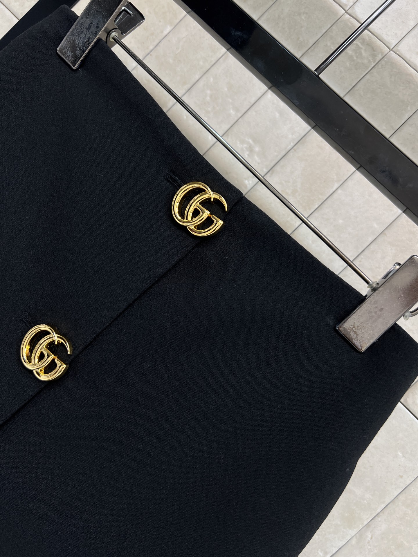 G家 26早春新款 双G纽扣高腰短裙 黑色羊毛面料+三颗双G金属纽扣 品牌辨识度超高 里面GG提花内衬 