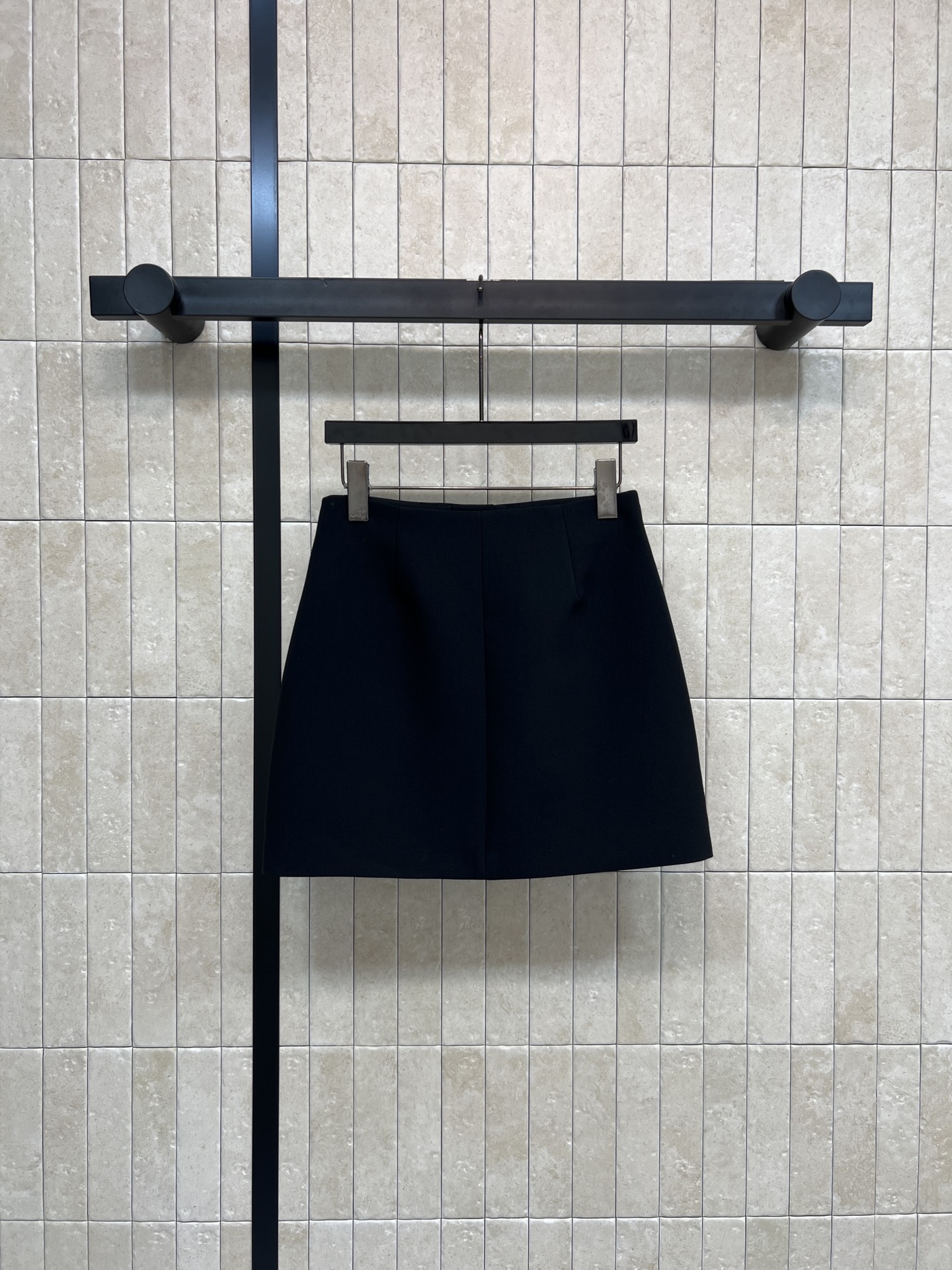 G家 26早春新款 双G纽扣高腰短裙 黑色羊毛面料+三颗双G金属纽扣 品牌辨识度超高 里面GG提花内衬 