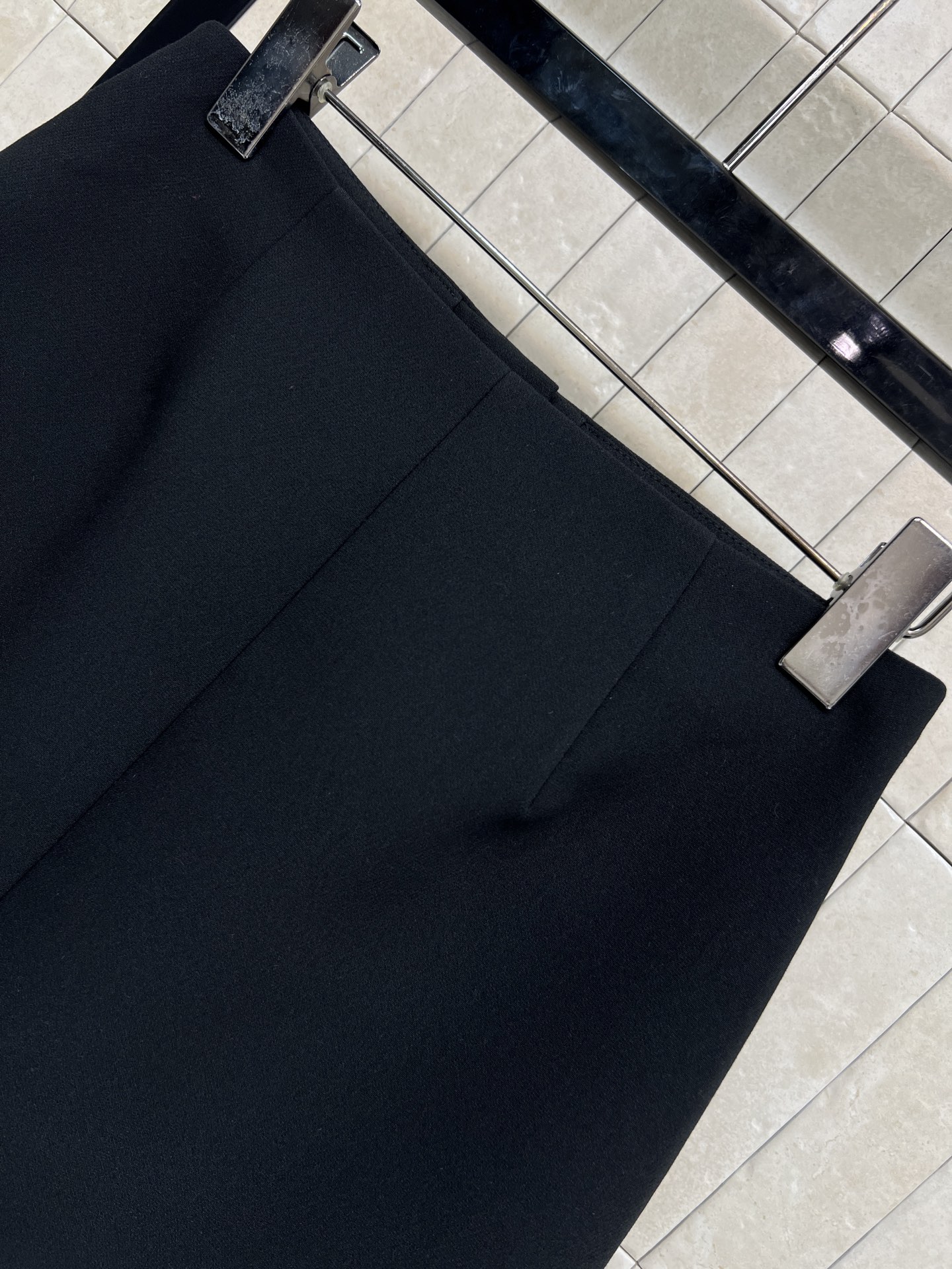 G家 26早春新款 双G纽扣高腰短裙 黑色羊毛面料+三颗双G金属纽扣 品牌辨识度超高 里面GG提花内衬 