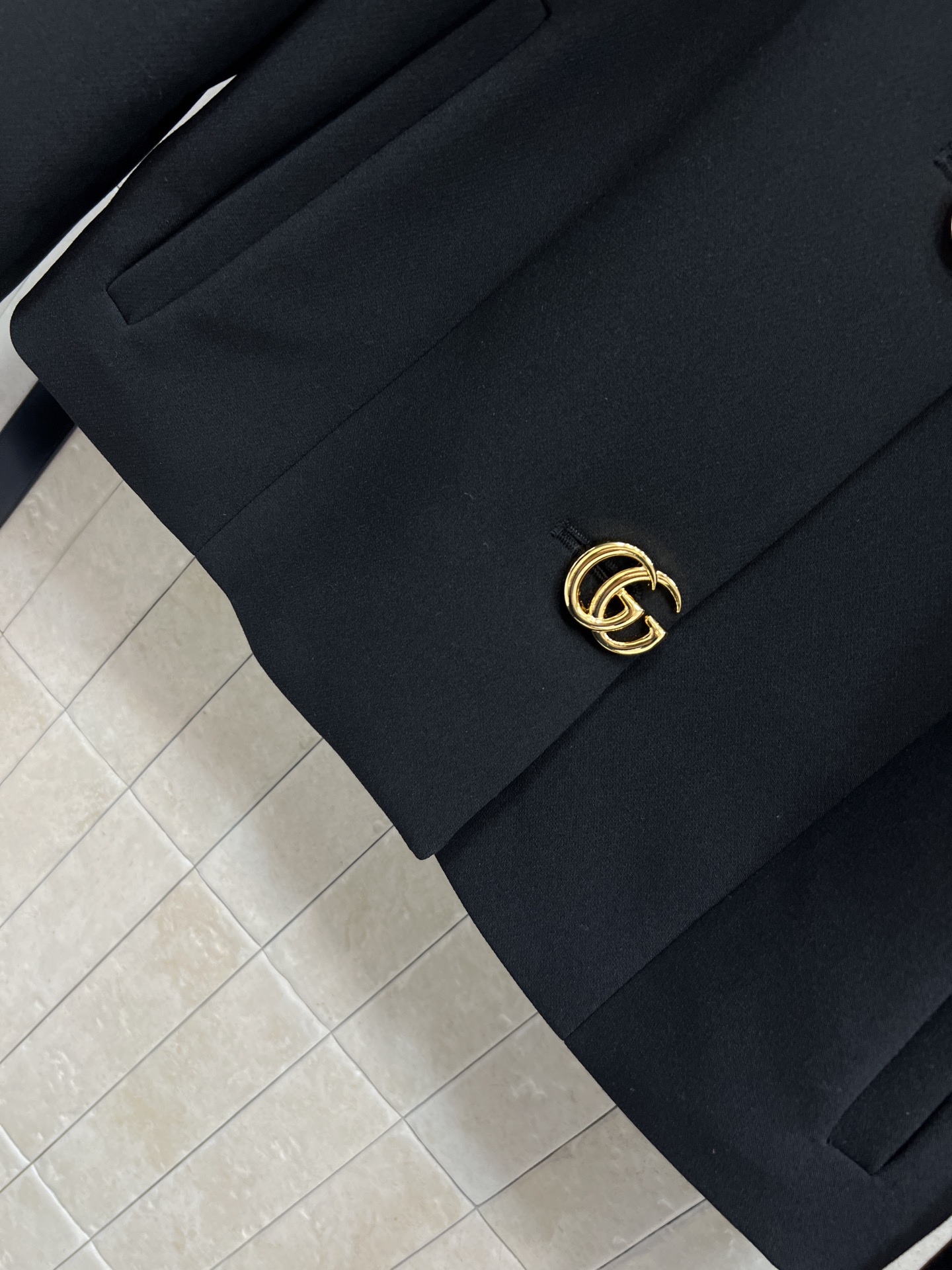 G家 26早春新款 双G纽扣羊毛夹克 短款剪裁+翻领 金色双G纽扣超吸睛 复古与现代感兼具 里面GG提花