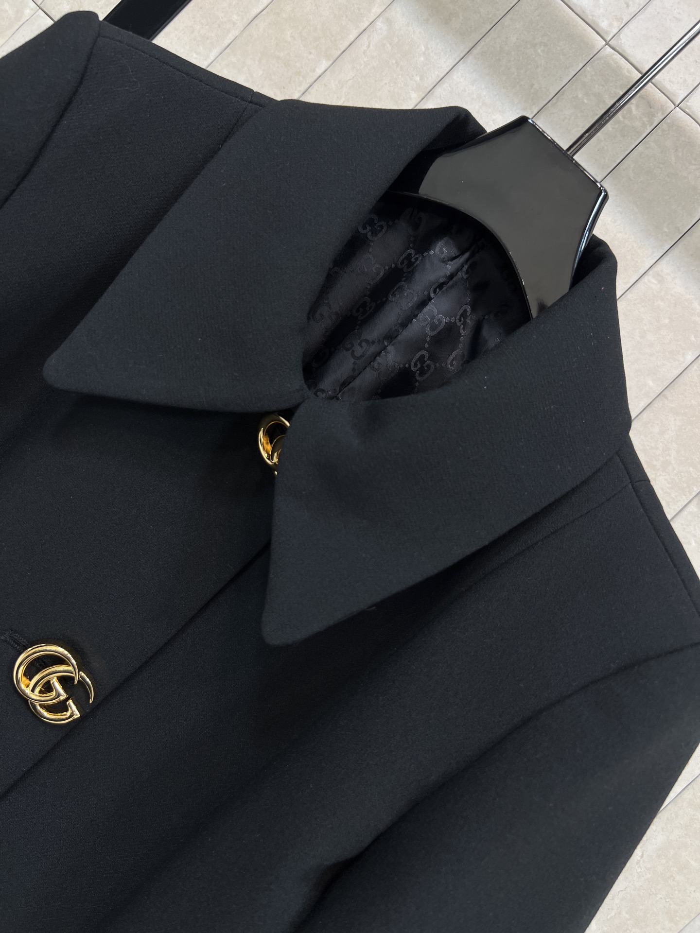 G家 26早春新款 双G纽扣羊毛夹克 短款剪裁+翻领 金色双G纽扣超吸睛 复古与现代感兼具 里面GG提花