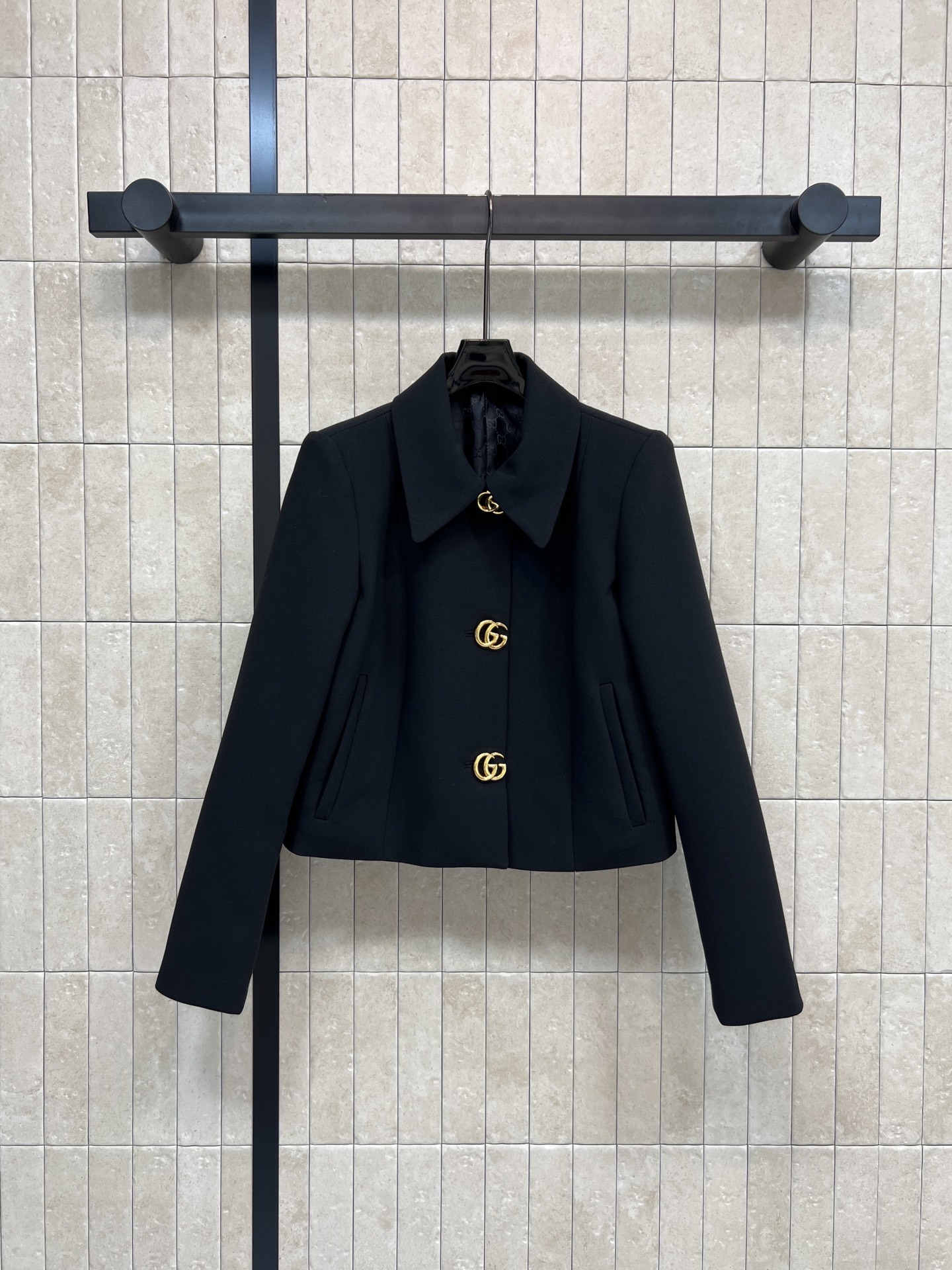 NO:715772,G Home's 26 early spring new style double G button wool jacket, short cut + lapel, gold double G buttons are super eye-catching, both retro and modern, GG jacquard lining inside, low-key luxury, highlighting the brand charm. It looks great whether paired with a skirt or jeans. It can easily create a fashionable style. When you wear it, you will be full of aura. It can become the focus of daily outings or parties!  Four sizes in one color Size/S- M- L- XL,,gucci,skirts,jeans,jackets & coats,19860909G家 26早春新款 双G纽扣羊毛夹克 短款剪裁+翻领 金色双G纽扣超吸睛 复古与现代感兼具 里面GG提花内衬 低调奢华 彰显品牌魅力 无论搭配半裙还是牛仔裤都很出彩 轻松打造时髦造型心 穿上就是气场全开 日常出街或聚会都能成为焦点！一色四码 Size/S- M- L- XL,,gucci,skirts,jeans,jackets & coats,,Women's clothing