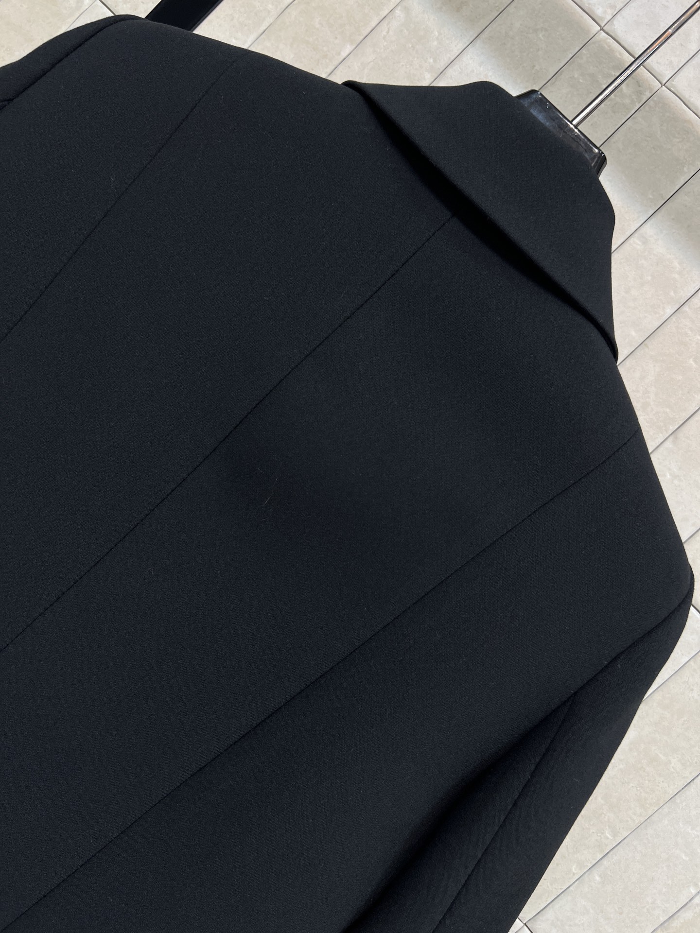 G家 26早春新款 双G纽扣羊毛夹克 短款剪裁+翻领 金色双G纽扣超吸睛 复古与现代感兼具 里面GG提花