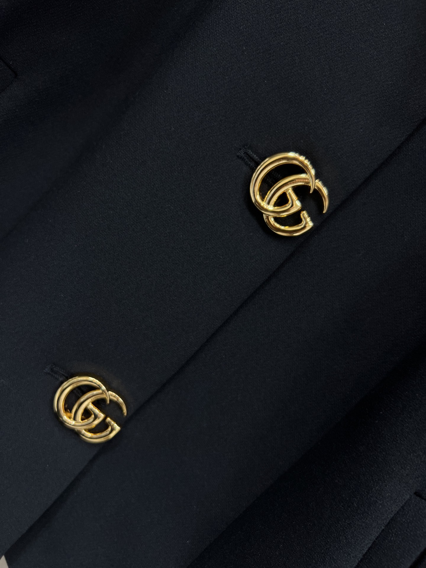 G家 26早春新款 双G纽扣羊毛夹克 短款剪裁+翻领 金色双G纽扣超吸睛 复古与现代感兼具 里面GG提花