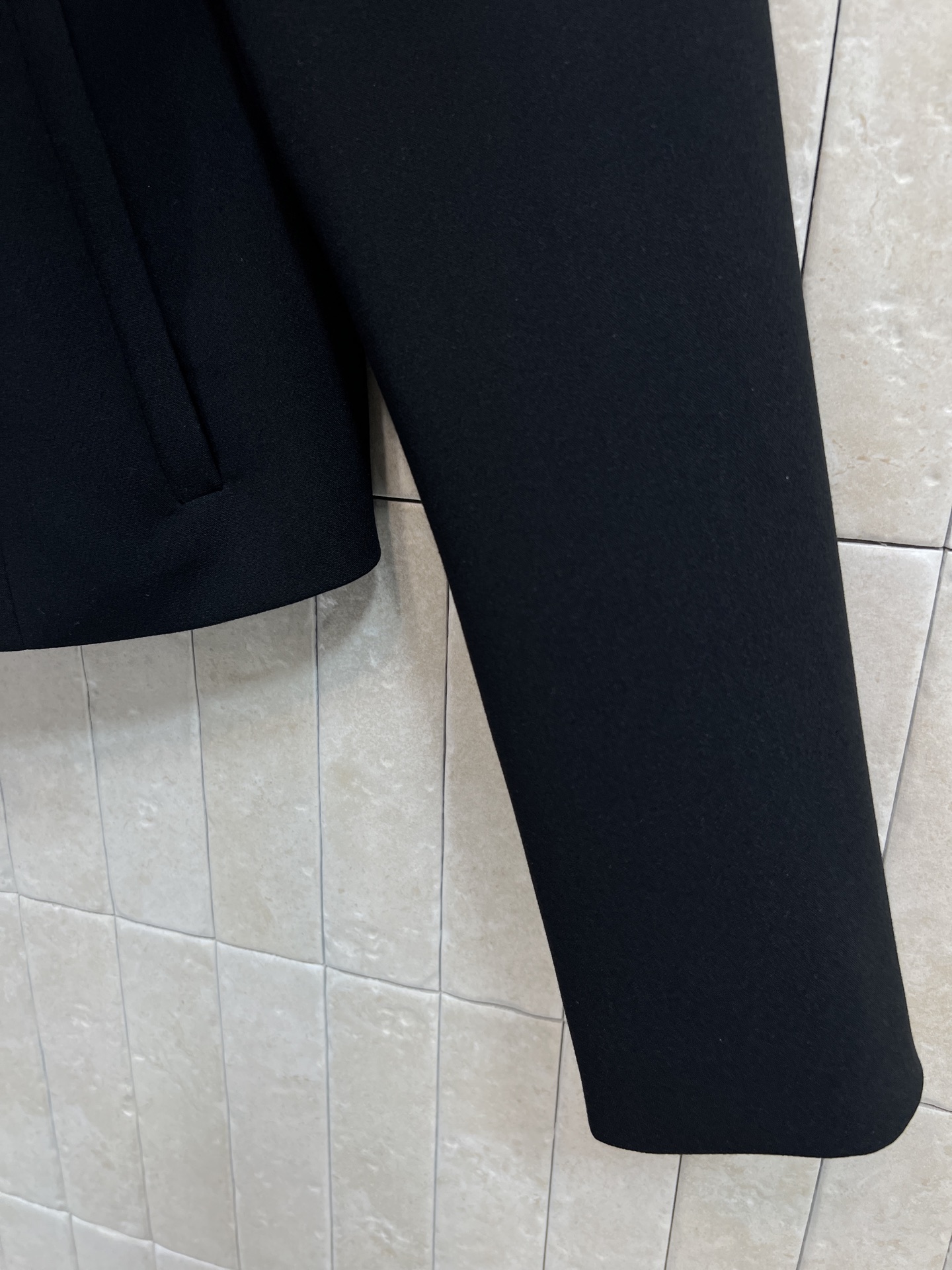 G家 26早春新款 双G纽扣羊毛夹克 短款剪裁+翻领 金色双G纽扣超吸睛 复古与现代感兼具 里面GG提花