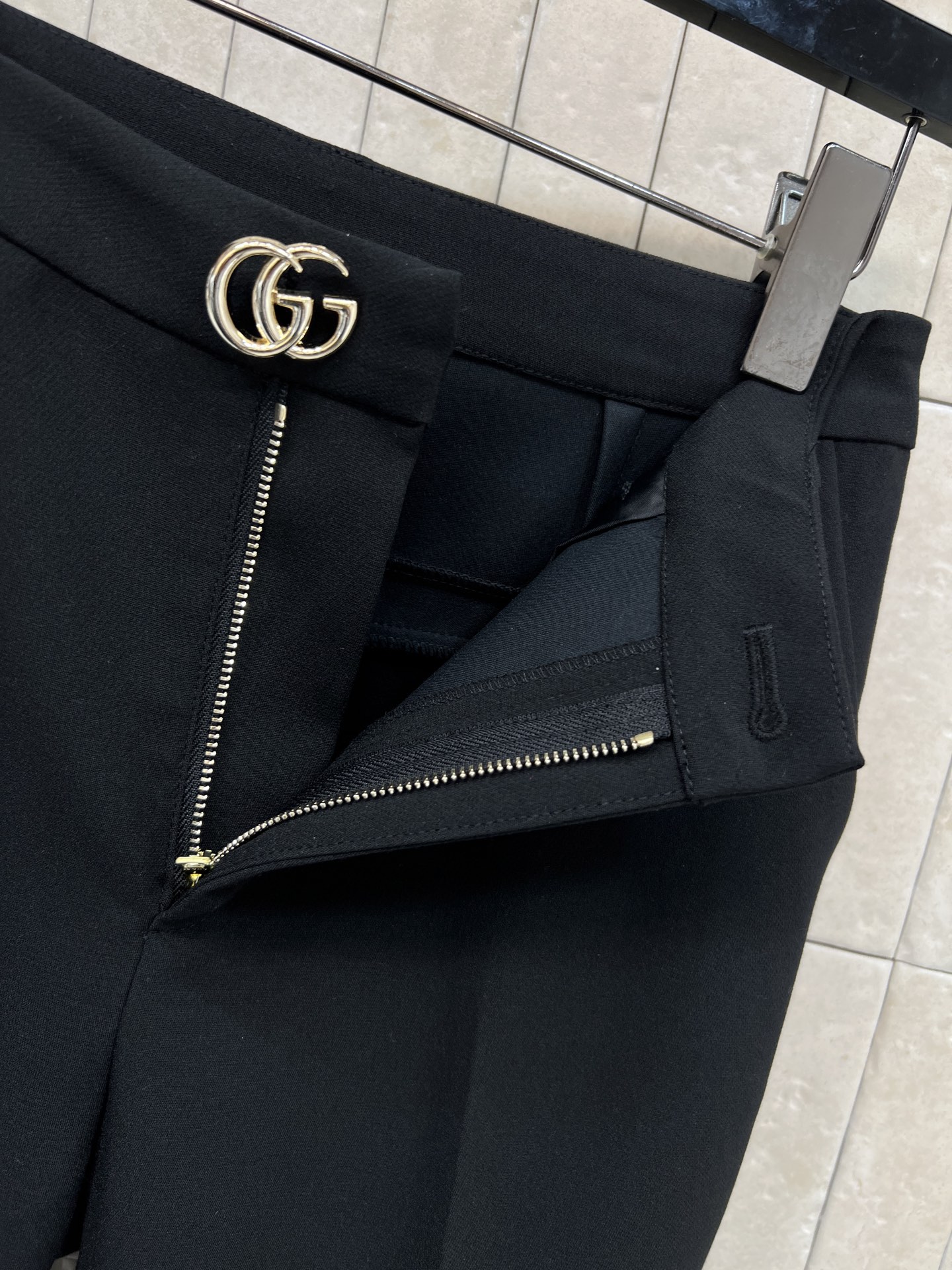 G家 26早春新款 黑色羊毛西装长裤 高腰直筒设计 金属双G纽扣装饰 超有辨识度！面料垂坠感满分 修身显