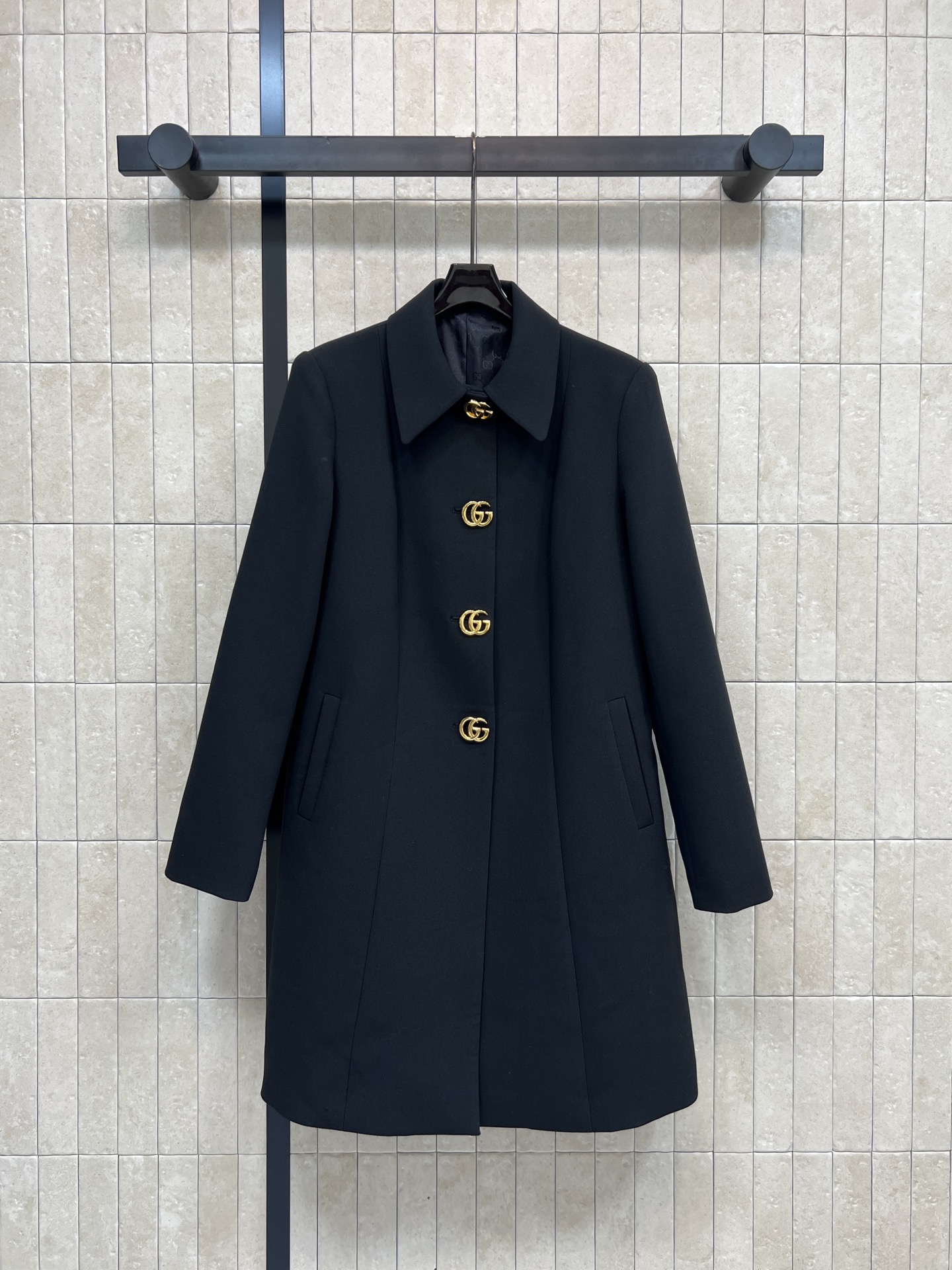 NO:715761,G's 26 early spring new model, black wool coat with lapel, black tone + retro tailoring, neat lapel design, four double G metal buttons, super eye-catching, mid-length version, GG jacquard lining inside, low-key luxury, highlighting the brand charm, super aura in autumn and winter, easy to wear whether it is New Year or a party, elegant and cool, easily become the focus of the audience!  Four sizes in one color Size/S- M- L- XL,,gucci,19860909G家 26早春新款 翻领黑色羊毛大衣 黑色调+复古剪裁 利落翻领设计 四颗双G金属纽扣超吸睛 中长款版型 里面GG提花内衬 低调奢华 彰显品牌魅力 秋冬穿超有气场 无论新年还是派对都能轻松驾驭 优雅又酷飒 轻松成为全场焦点！一色四码 Size/S- M- L- XL,,gucci,,Women's clothing