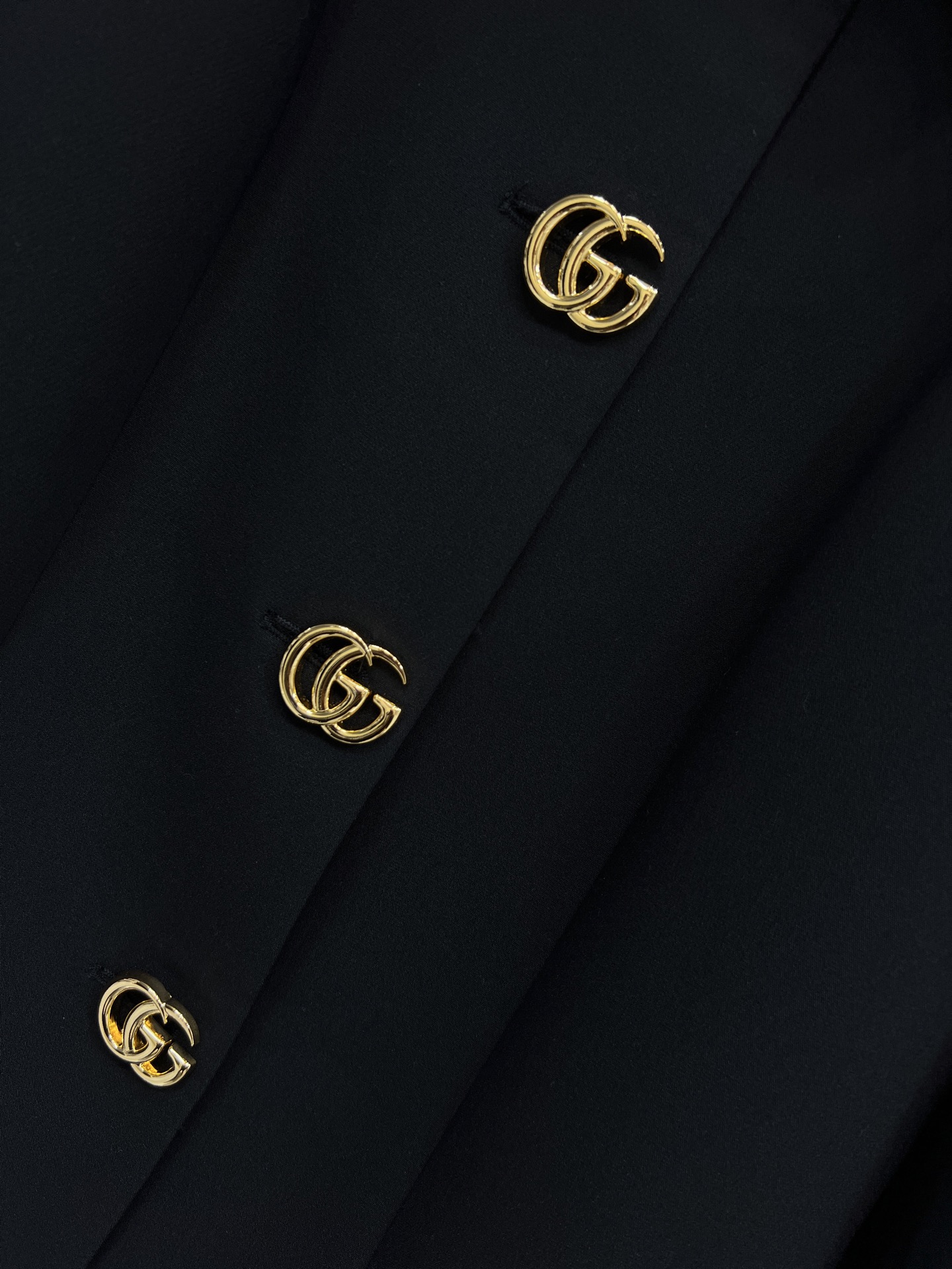 G家 26早春新款 翻领黑色羊毛大衣 黑色调+复古剪裁 利落翻领设计 四颗双G金属纽扣超吸睛 中长款版型