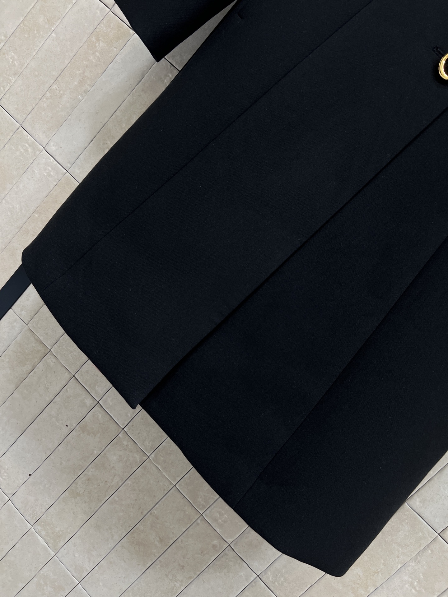 G家 26早春新款 翻领黑色羊毛大衣 黑色调+复古剪裁 利落翻领设计 四颗双G金属纽扣超吸睛 中长款版型