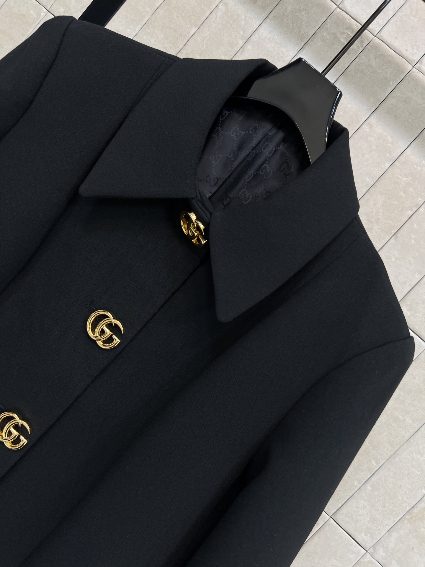 G家 26早春新款 翻领黑色羊毛大衣 黑色调+复古剪裁 利落翻领设计 四颗双G金属纽扣超吸睛 中长款版型