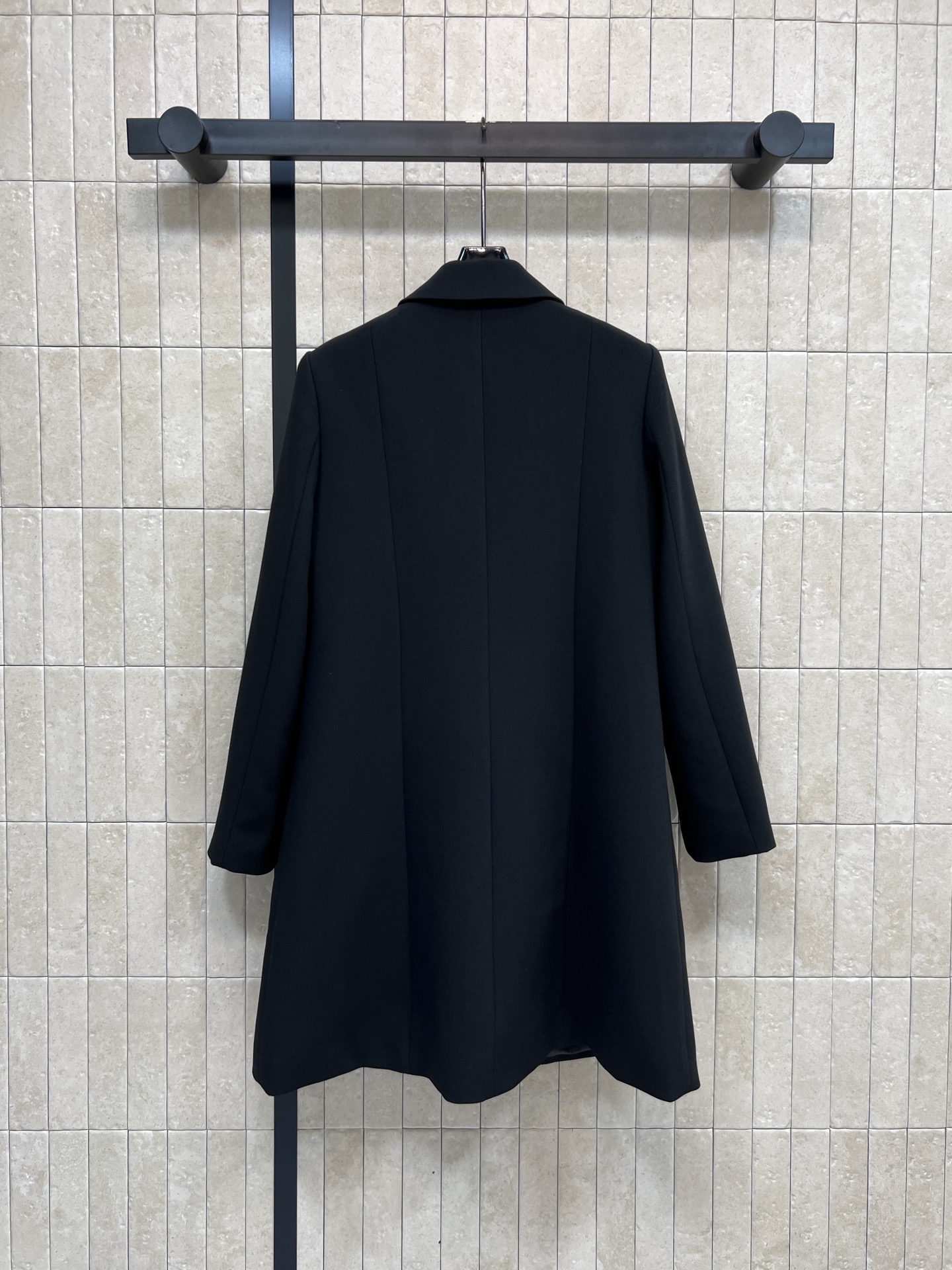 G家 26早春新款 翻领黑色羊毛大衣 黑色调+复古剪裁 利落翻领设计 四颗双G金属纽扣超吸睛 中长款版型