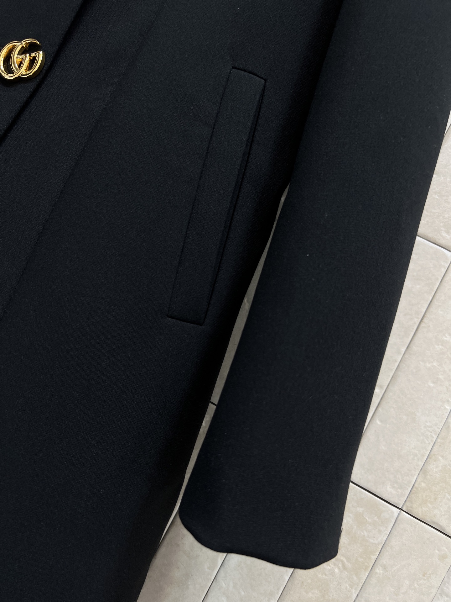 G家 26早春新款 翻领黑色羊毛大衣 黑色调+复古剪裁 利落翻领设计 四颗双G金属纽扣超吸睛 中长款版型