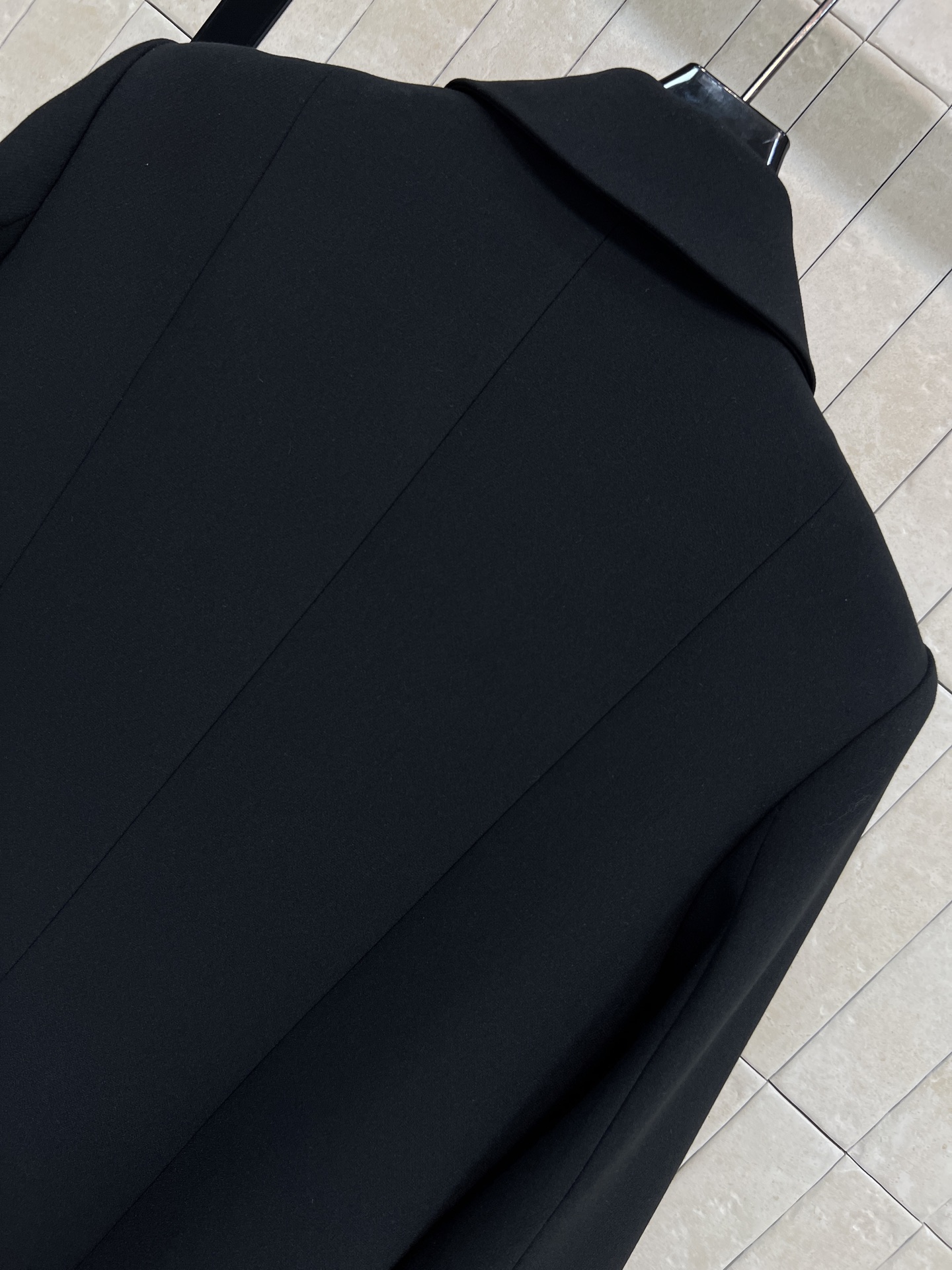 G家 26早春新款 翻领黑色羊毛大衣 黑色调+复古剪裁 利落翻领设计 四颗双G金属纽扣超吸睛 中长款版型