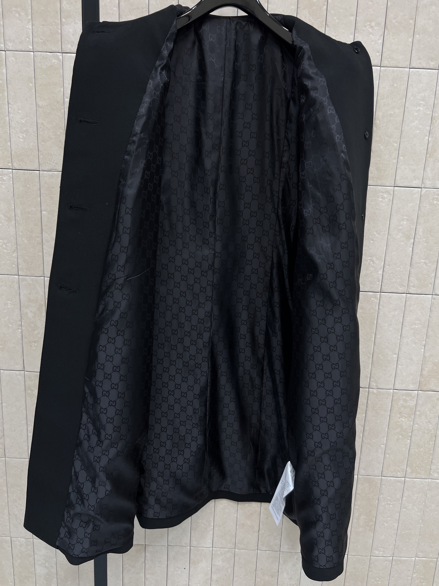 G家 26早春新款 翻领黑色羊毛大衣 黑色调+复古剪裁 利落翻领设计 四颗双G金属纽扣超吸睛 中长款版型