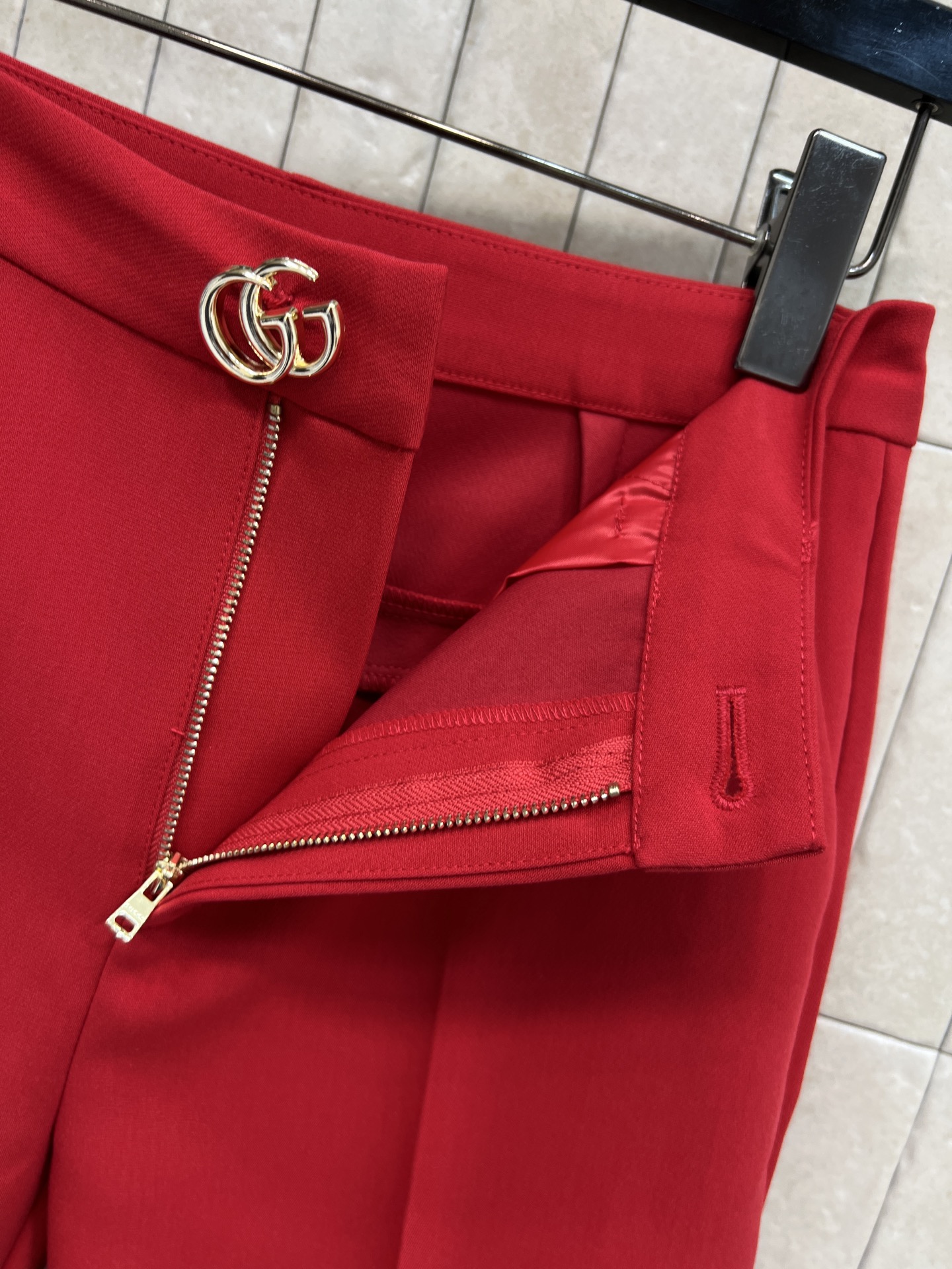 G家 26早春新款 红色羊毛西装长裤 高腰直筒设计 金属双G纽扣装饰 超有辨识度！面料垂坠感满分 修身显