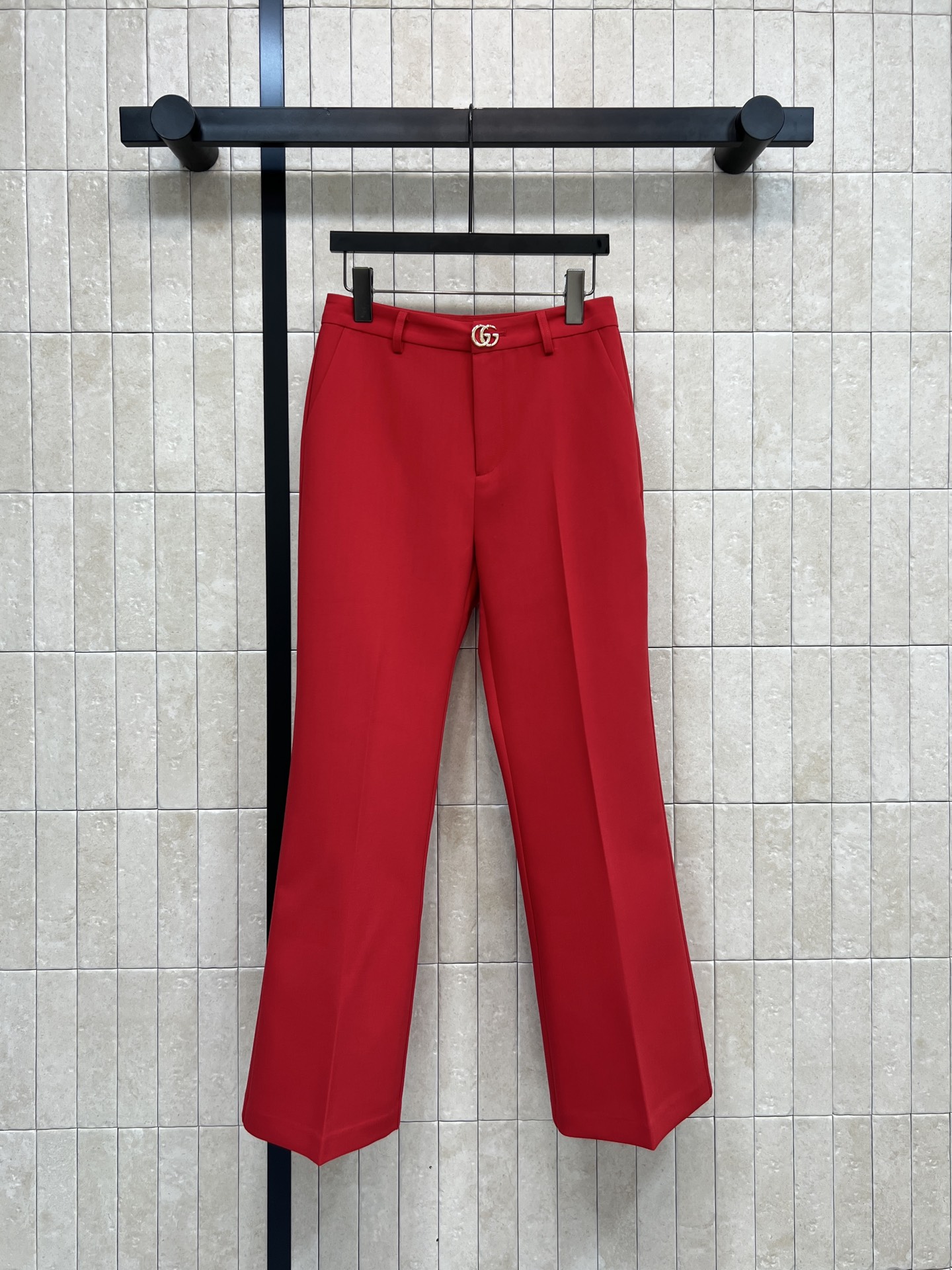 NO:715762,G Home 26 early spring new style red wool suit trousers, high-waisted straight design, metal double G button decoration, super recognizable!  The drape of the fabric is perfect, the body is slim and the legs are long. The red color is very eye-catching. It is very eye-catching when worn on festivals or formal occasions. Pair it with the same color or a simple top to easily create a high-end look. Fashionable and confident!  Four sizes in one color Size/S- M- L- XL,,gucci,business suit,19860909G家 26早春新款 红色羊毛西装长裤 高腰直筒设计 金属双G纽扣装饰 超有辨识度！面料垂坠感满分 修身显腿长 红色超吸睛 节日或正式场合穿超亮眼 搭配同色系或简约上衣 轻松打造高级感穿搭 时髦又自信！一色四码 Size/S- M- L- XL,,gucci,business suit,,Women's clothing