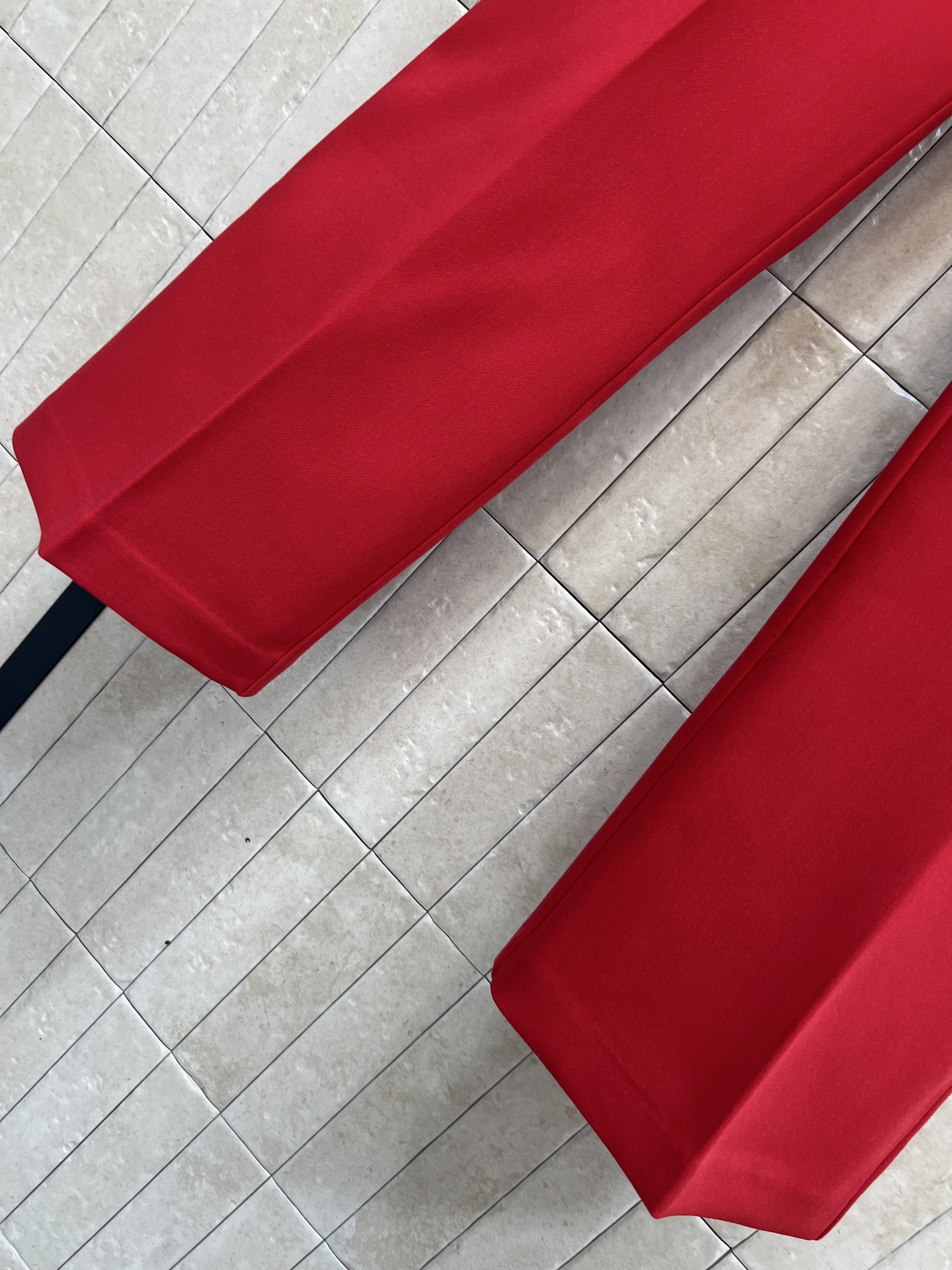 G家 26早春新款 红色羊毛西装长裤 高腰直筒设计 金属双G纽扣装饰 超有辨识度！面料垂坠感满分 修身显