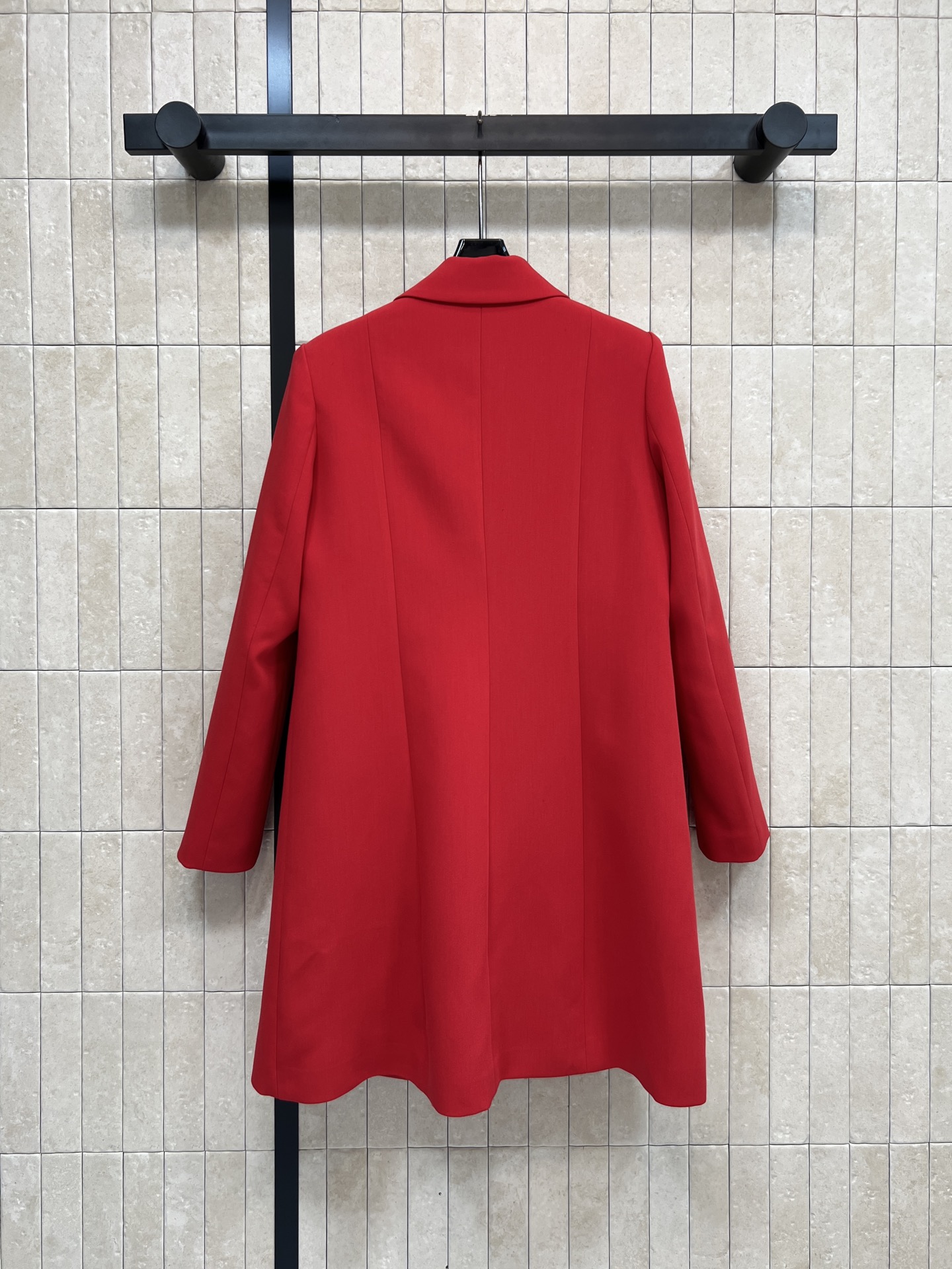 G家 26早春新款 翻领红色羊毛大衣 正红色调+复古剪裁 利落翻领设计 四颗双G金属纽扣超吸睛 中长款版