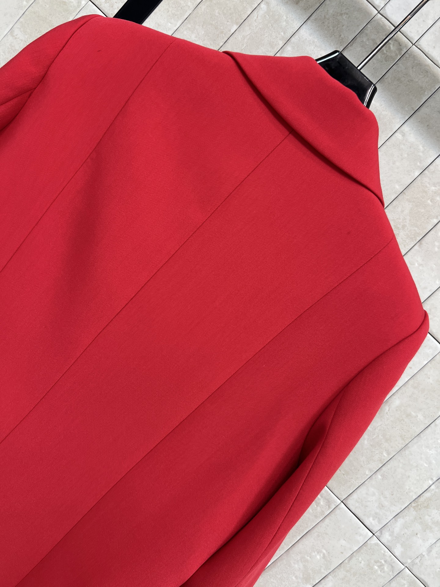 G家 26早春新款 翻领红色羊毛大衣 正红色调+复古剪裁 利落翻领设计 四颗双G金属纽扣超吸睛 中长款版