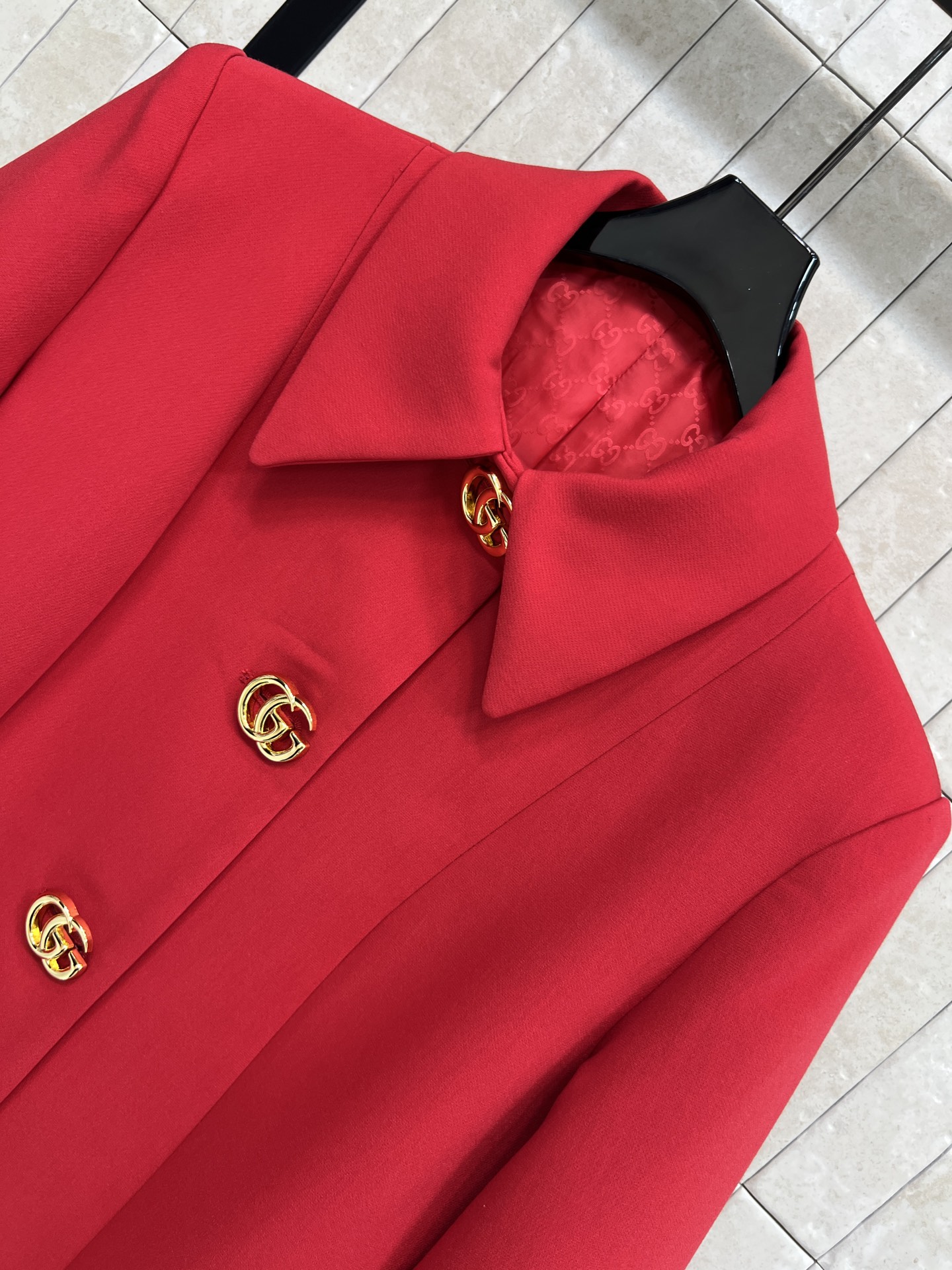 G家 26早春新款 翻领红色羊毛大衣 正红色调+复古剪裁 利落翻领设计 四颗双G金属纽扣超吸睛 中长款版