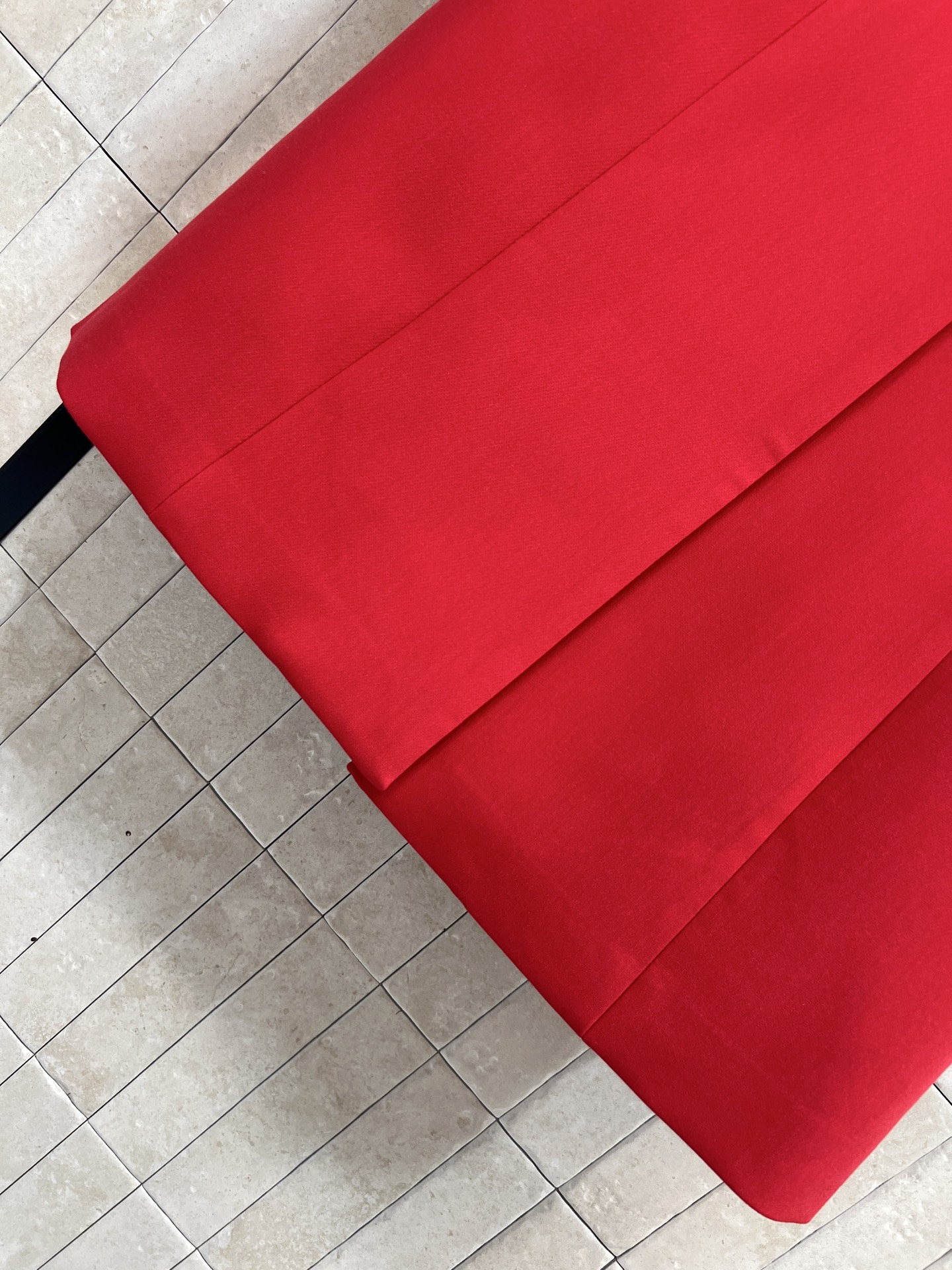 G家 26早春新款 翻领红色羊毛大衣 正红色调+复古剪裁 利落翻领设计 四颗双G金属纽扣超吸睛 中长款版