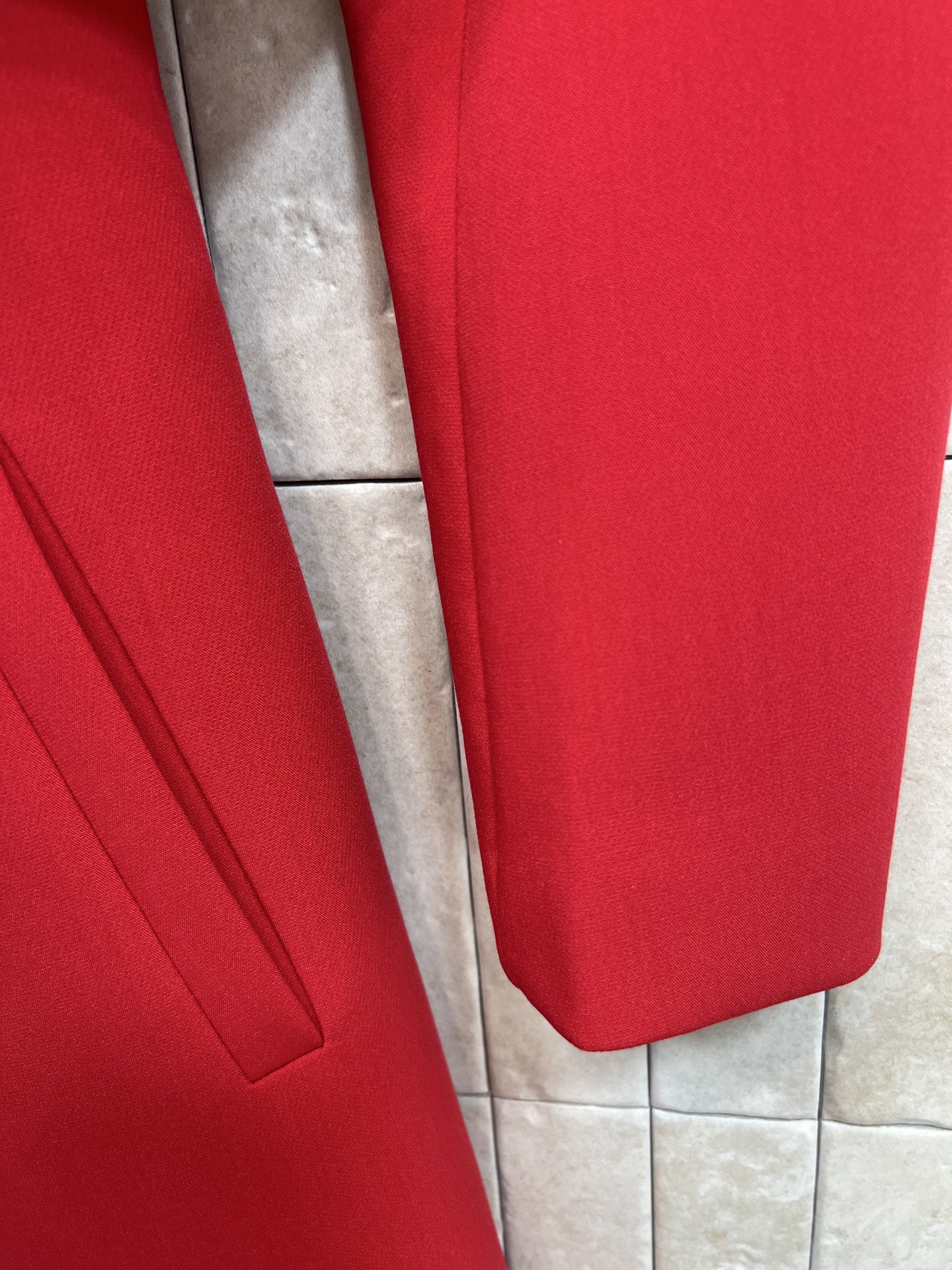 G家 26早春新款 翻领红色羊毛大衣 正红色调+复古剪裁 利落翻领设计 四颗双G金属纽扣超吸睛 中长款版