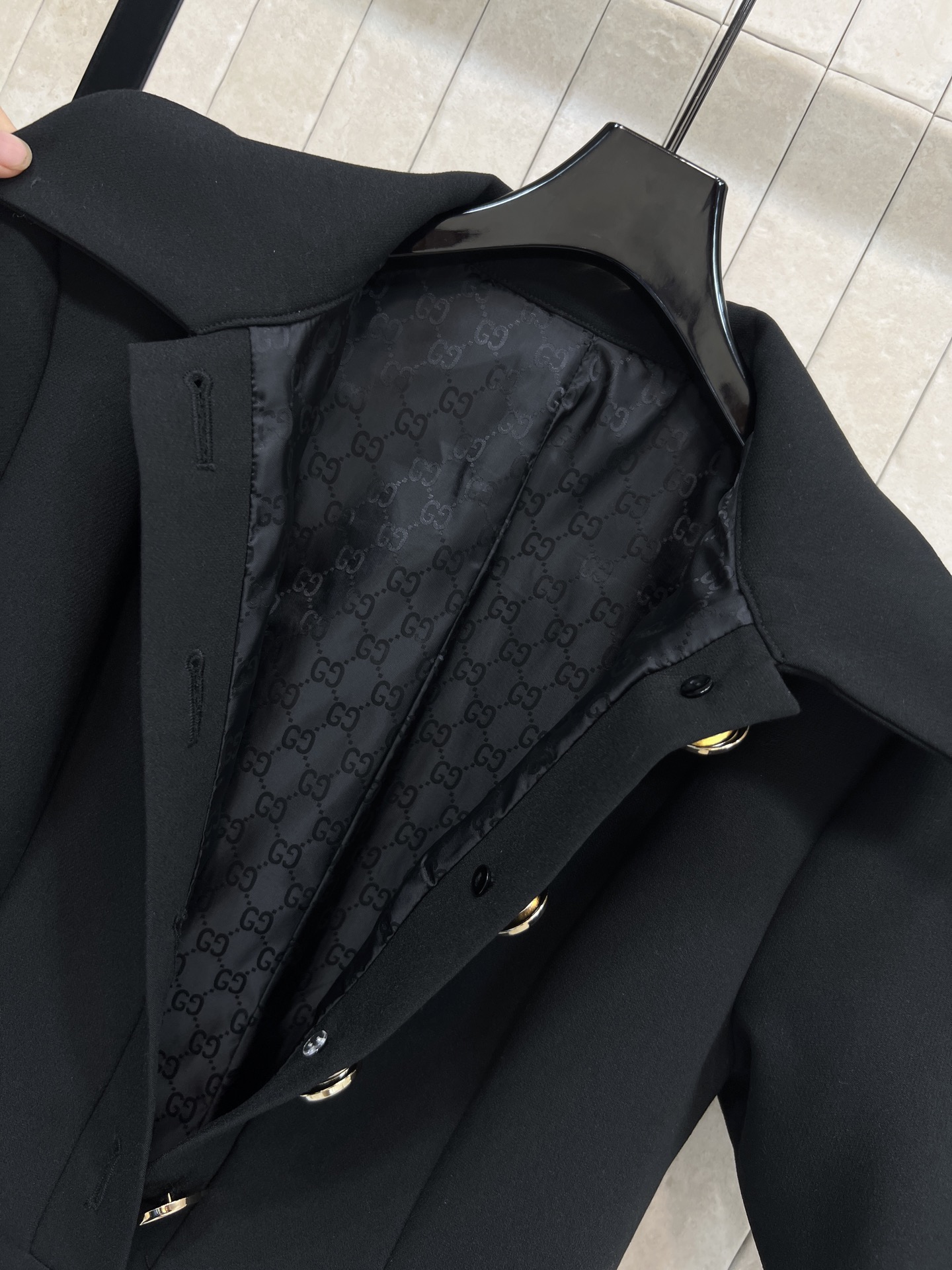 G家 26早春新款 黑色羊毛短袖连衣裙 经典翻领+短袖设计 剪裁利落 修饰身形超显气质 金色双G纽扣超吸