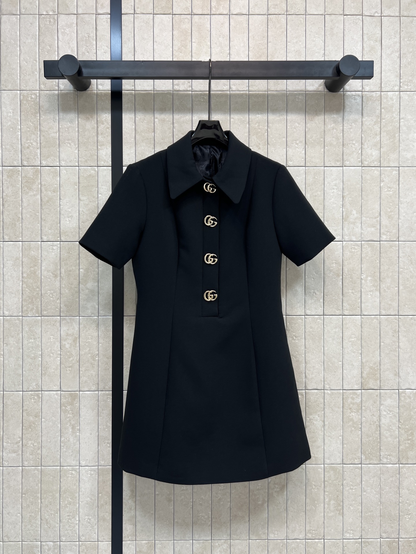 NO:715766,G Home 26 early spring new style black wool short-sleeved dress, classic lapel + short-sleeved design, neat tailoring, flattering the body shape and showing temperament, golden double G buttons are super eye-catching, both retro and modern, GG jacquard lining inside, low-key luxury, highlighting the brand charm, can be easily managed for daily commuting or formal occasions, paired with an armpit bag or loafers, elegant and fashionable, easy to get a high-end look!  !  Four sizes in one color Size/S- M- L- XL,,gucci,loafers,skirts,T-shirt,19860909G家 26早春新款 黑色羊毛短袖连衣裙 经典翻领+短袖设计 剪裁利落 修饰身形超显气质 金色双G纽扣超吸睛 复古与现代感兼具 里面GG提花内衬 低调奢华 彰显品牌魅力 日常通勤或正式场合都能轻松驾驭 搭配腋下包或乐福鞋 优雅又时髦 轻松get高级感穿搭！！一色四码 Size/S- M- L- XL,,gucci,loafers,skirts,T-shirt,,Women's clothing