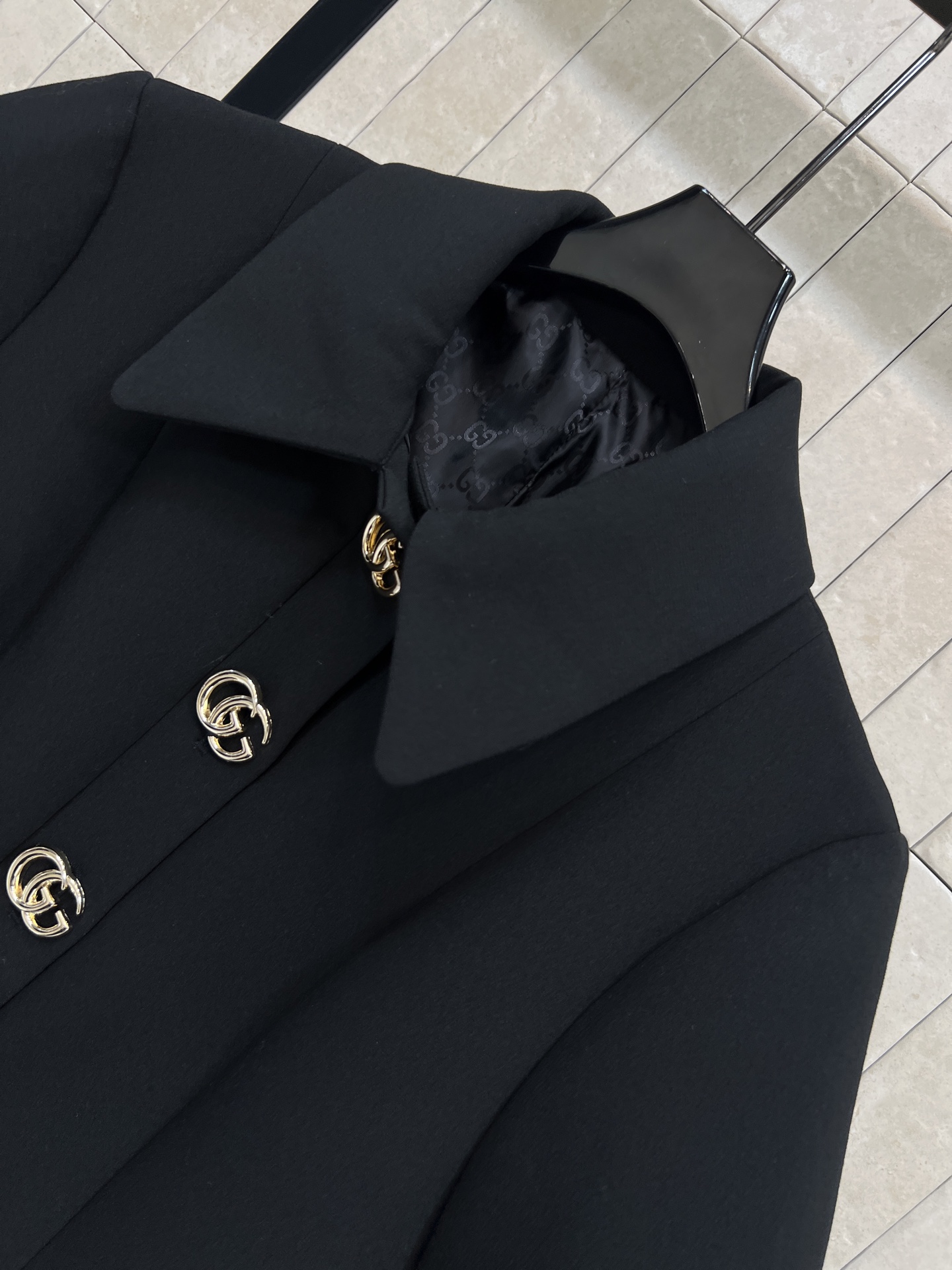 G家 26早春新款 黑色羊毛短袖连衣裙 经典翻领+短袖设计 剪裁利落 修饰身形超显气质 金色双G纽扣超吸