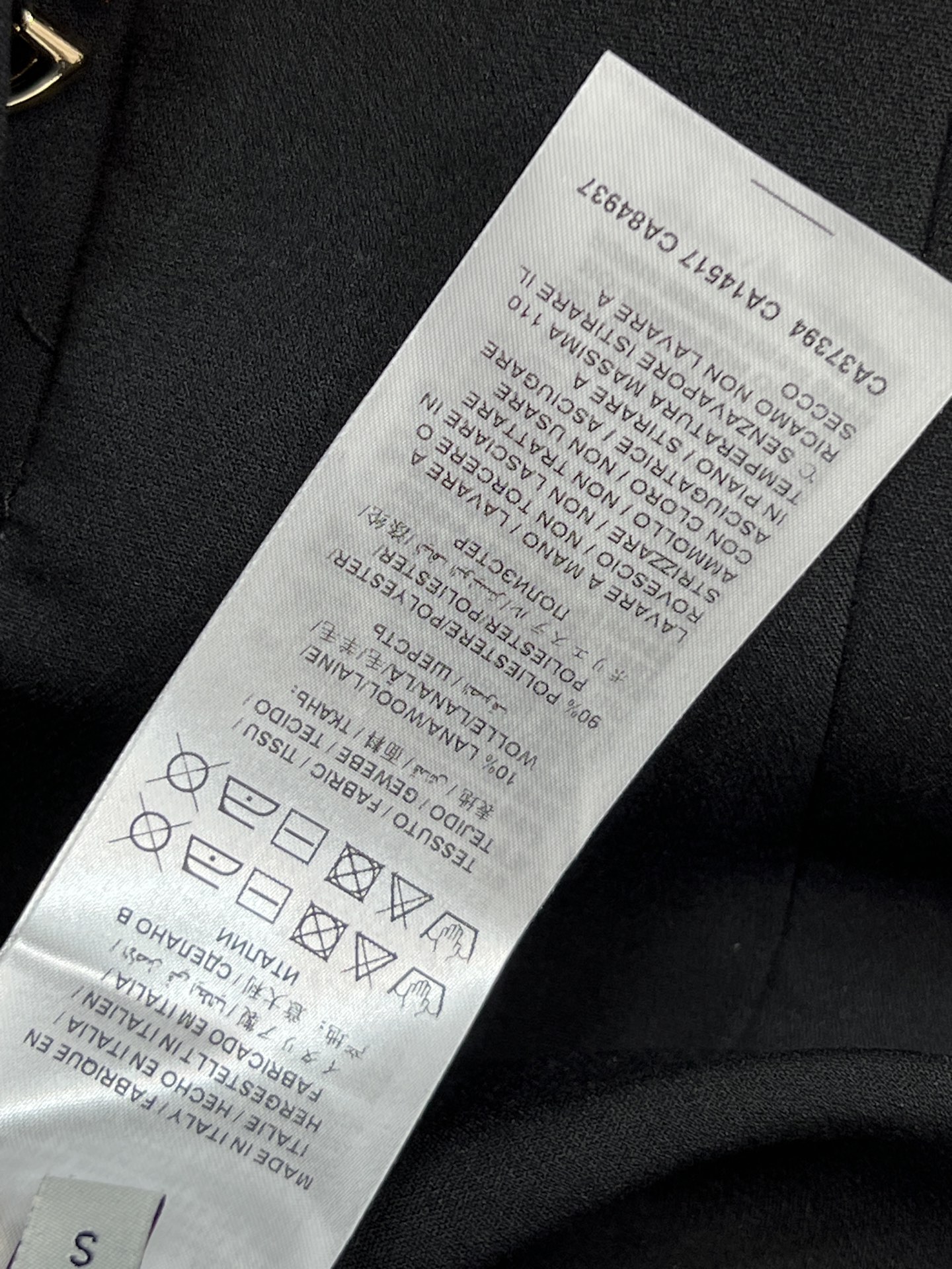 G家 26早春新款 黑色羊毛短袖连衣裙 经典翻领+短袖设计 剪裁利落 修饰身形超显气质 金色双G纽扣超吸