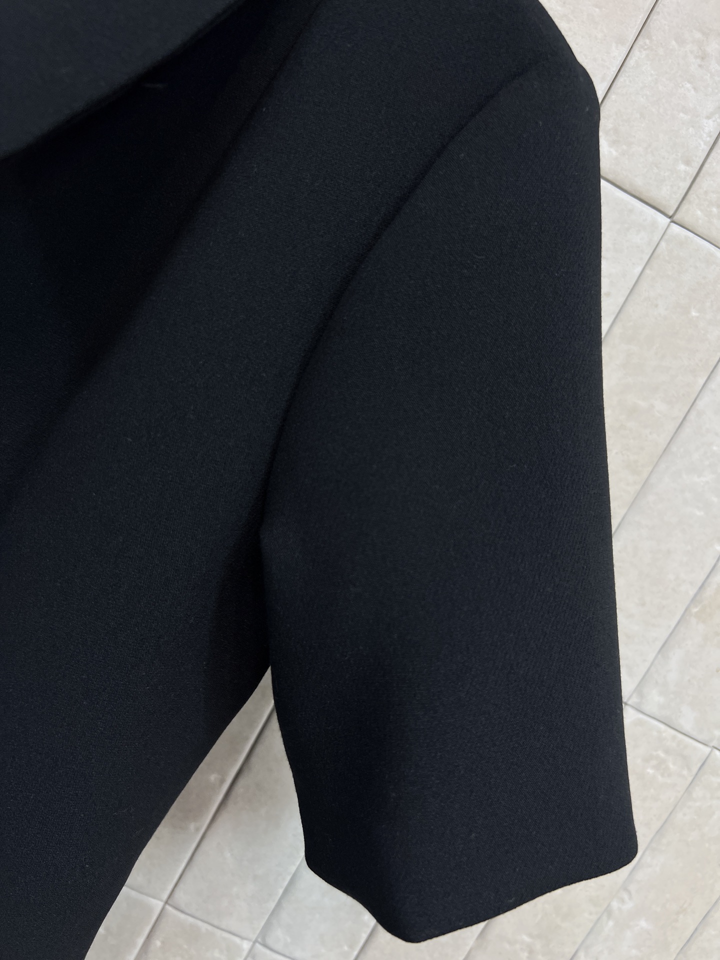 G家 26早春新款 黑色羊毛短袖连衣裙 经典翻领+短袖设计 剪裁利落 修饰身形超显气质 金色双G纽扣超吸