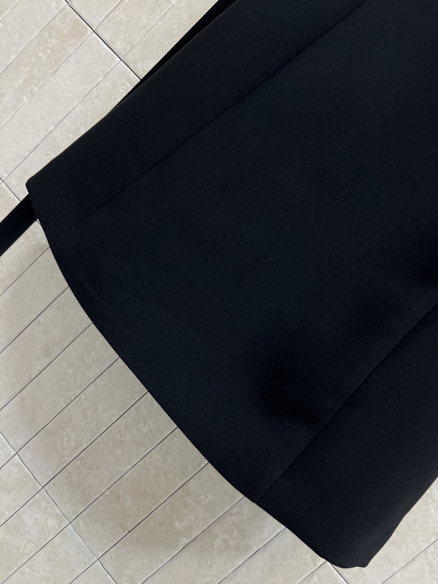 G家 26早春新款 黑色羊毛短袖连衣裙 经典翻领+短袖设计 剪裁利落 修饰身形超显气质 金色双G纽扣超吸