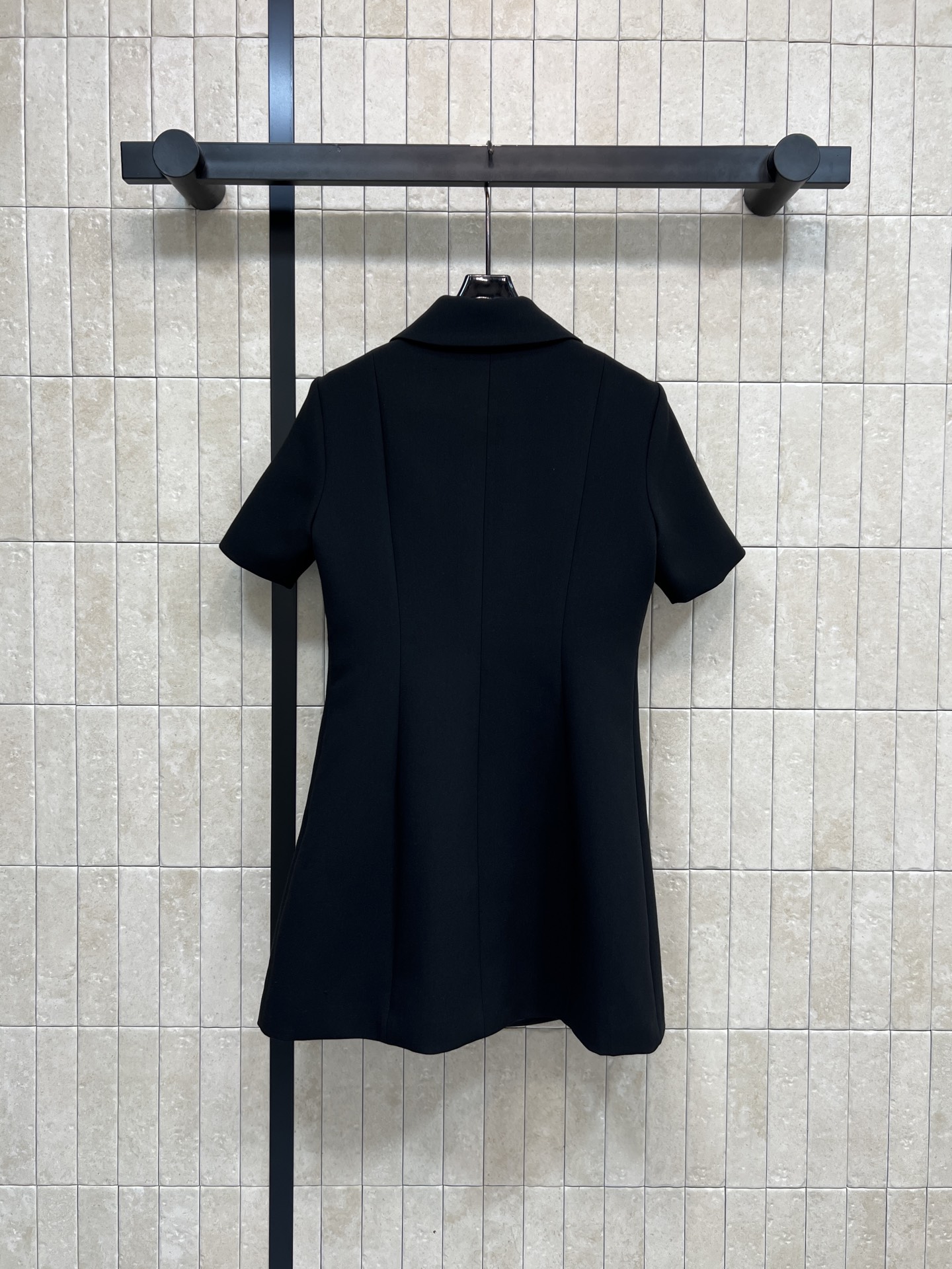 G家 26早春新款 黑色羊毛短袖连衣裙 经典翻领+短袖设计 剪裁利落 修饰身形超显气质 金色双G纽扣超吸