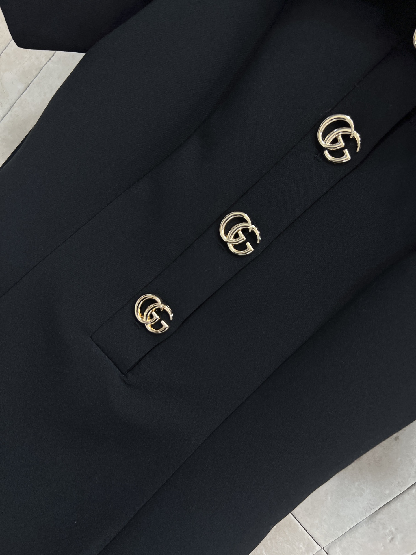 G家 26早春新款 黑色羊毛短袖连衣裙 经典翻领+短袖设计 剪裁利落 修饰身形超显气质 金色双G纽扣超吸