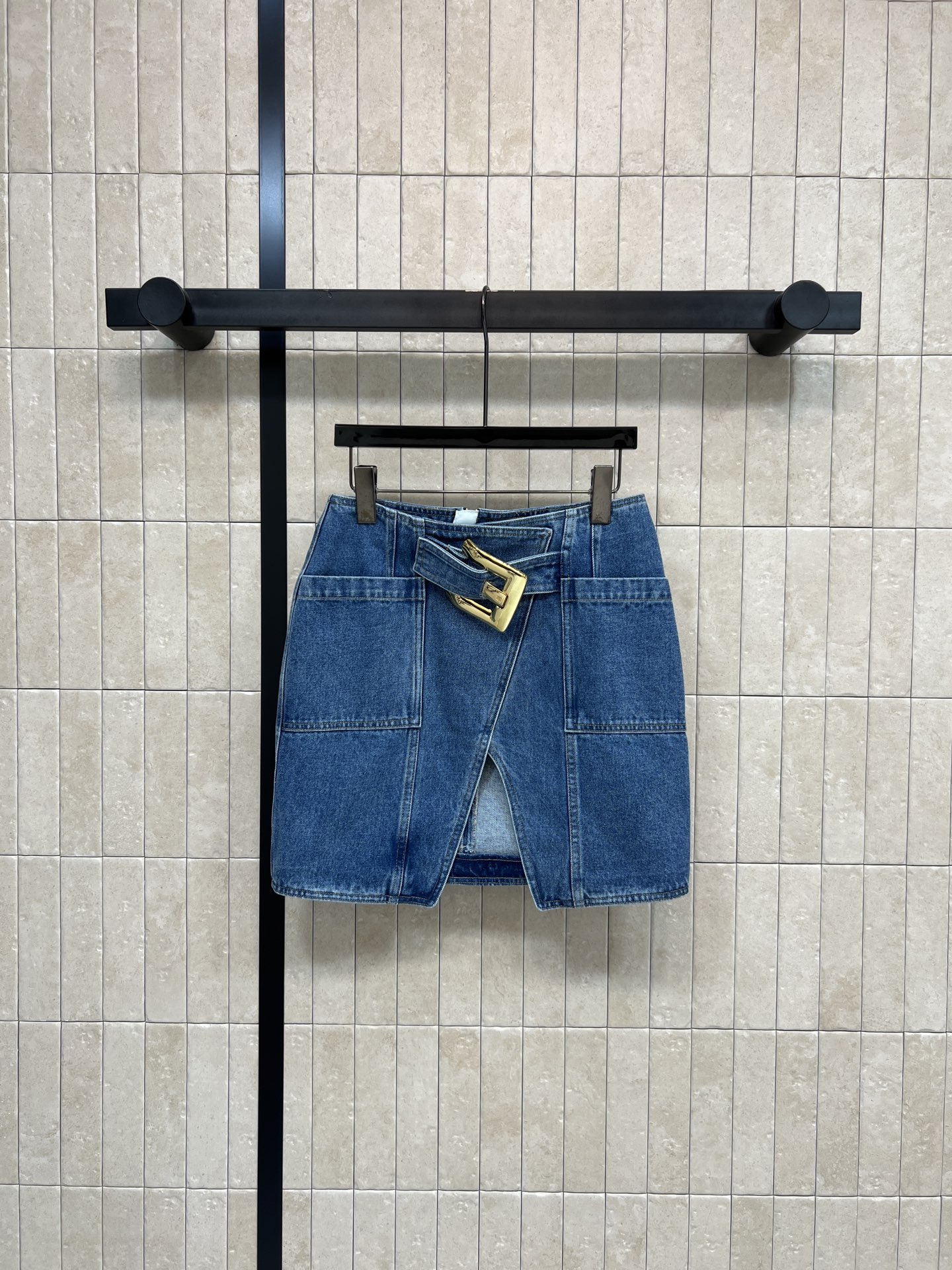 NO:716114,FD Home 26 early spring new style denim high-waisted skirt decorated with metal buckles. Made of high-quality denim with iconic golden waist buckle. Highly recognizable. Asymmetrical hem design. Fashionable and personalized. The waist cut shows off the body curve. It can be easily managed for daily commuting or leisure. Pair it with a white shirt or sweater to easily get a simple and high-end feeling. A must-have and versatile item for the spring and summer wardrobe!  One color and three sizes Size/S-M-L,,dior,skirts,shirts,19860909FD家 26早春新款 金属卡扣装饰牛仔高腰短裙 采用高品质牛仔布 搭配标志性金色腰扣 辨识度超高 不对称下摆设计 时髦又有个性 收腰剪裁超显身材曲线 日常通勤或休闲都能轻松驾驭 搭配白衬衫或针织衫 轻松get简约高级感 春夏衣橱必备百搭单品！一色三码 Size/S-M-L,,dior,skirts,shirts,,Women's clothing