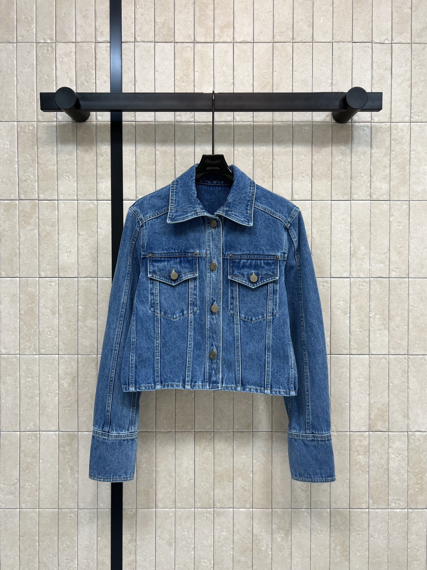 NO:716120,FD Home 26 early spring new style washed blue short denim jacket, classic lapel + logo metal button design, full of simple retro style!  It’s perfect for spring and autumn. The short cut optimizes body proportions. It looks great with high-waisted pants or skirts. It can be easily worn for commuting and leisure. The washed blue color has a retro atmosphere. It’s versatile and easy to wear. It’s a must-have and practical item in your wardrobe!  Three sizes in one color Size/S-M-L,,dior,skirts,jackets & coats,19860909FD家 26早春新款 水洗蓝短款牛仔外套 经典翻领+logo金属纽扣设计 简约复古风满满！春秋季节超适合穿搭 短款剪裁优化身材比例 搭高腰裤或裙装都很出彩 通勤休闲都能轻松驾驭 水洗蓝色调自带复古氛围 百搭不挑人 是衣橱必备实用单品！一色三码 Size/S-M-L,,dior,skirts,jackets & coats,,Women's clothing