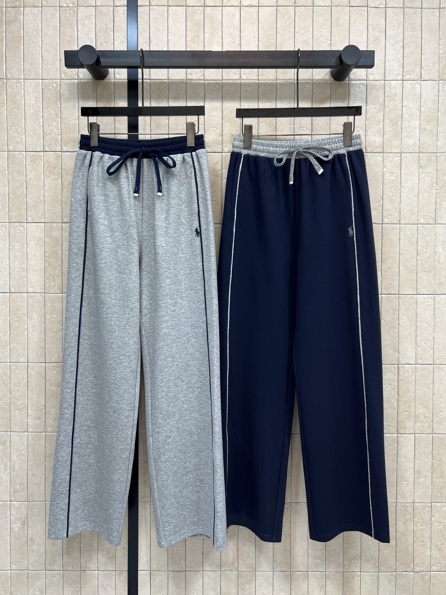 NO:716132,BUR's 26th early spring new style Korean wide-leg sweatpants with classic knight embroidery logo, simple and detailed, super comfortable to wear in autumn and winter ~ high-waisted drawstring design, modified waistline, easy to put on and take off, loose wide-leg version, free of movement, slimming and flesh-covering, pear-shaped figure friendly!  Full of fashion sense. It can be easily matched with T-shirts, sweatshirts or sweaters for daily commuting and casual outings. It is versatile and easy to choose. Available in two colors and three sizes. Size/S-M-L, burberry, hoodie, sweatshirts, sweaters, tees, t-shirt,19860909BUR家 26早春新款 韩系撞色阔腿卫裤 经典骑士刺绣小标 简约又有细节感 秋冬穿超舒服～高腰抽绳设计 修饰腰线 穿脱方便 宽松阔腿版型 活动自如 显瘦又遮肉 梨形身材友好！时髦感满分 日常通勤、休闲出街都能轻松搭配T恤、卫衣或毛衣 百搭不挑人 两色三码 Size/S-M-L,,burberry,hoodie,sweatshirts,sweaters,tees，t-shirt,,Women's clothing