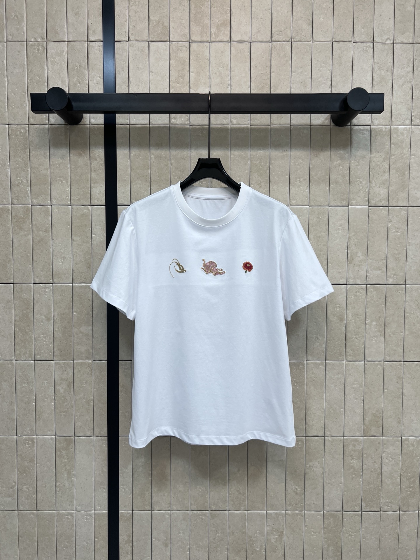 NO:716115,26 new spring and summer new green New Year series short-sleeved T-shirts, cotton blended material, soft and comfortable, perfect for spring wear!  The white model is paired with embroidery of shrimps, cats, and flowers. It is full of fun and detailed. The round neck design is simple and versatile. It can be easily used in daily casual or light formal occasions. Three colors and three codes, Size/S-M-L, T-shirt, tees, t-shirt,1986090926春夏新款 青绿新春系列短袖T恤 棉混纺材质,柔软舒适 春季穿着超合适！白色款搭配虾、猫、花朵刺绣 趣味满满又有细节感 圆领设计简约百搭 日常休闲或轻正式场合都能轻松驾驭 三色三码Size/S-M-L,,T-shirt,tees，t-shirt,,Women's clothing