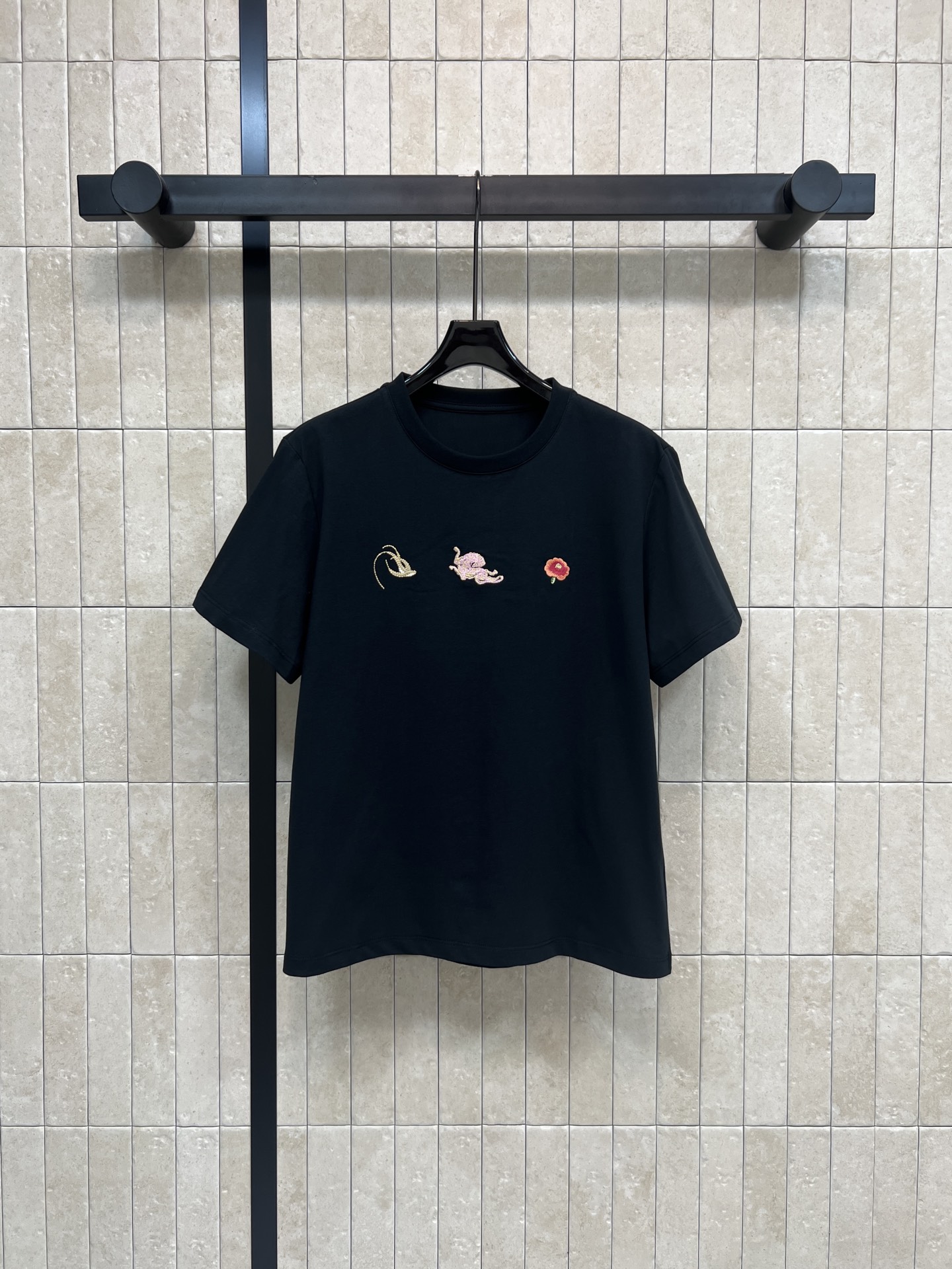 NO:716109,26 new spring and summer new green New Year series short-sleeved T-shirts, cotton blended material, soft and comfortable, perfect for spring wear!  The white model is paired with embroidery of shrimps, cats, and flowers. It is full of fun and detailed. The round neck design is simple and versatile. It can be easily used in daily casual or light formal occasions. Three colors and three codes, Size/S-M-L, T-shirt, tees, t-shirt,1986090926春夏新款 青绿新春系列短袖T恤 棉混纺材质,柔软舒适 春季穿着超合适！白色款搭配虾、猫、花朵刺绣 趣味满满又有细节感 圆领设计简约百搭 日常休闲或轻正式场合都能轻松驾驭 三色三码Size/S-M-L,,T-shirt,tees，t-shirt,,Women's clothing