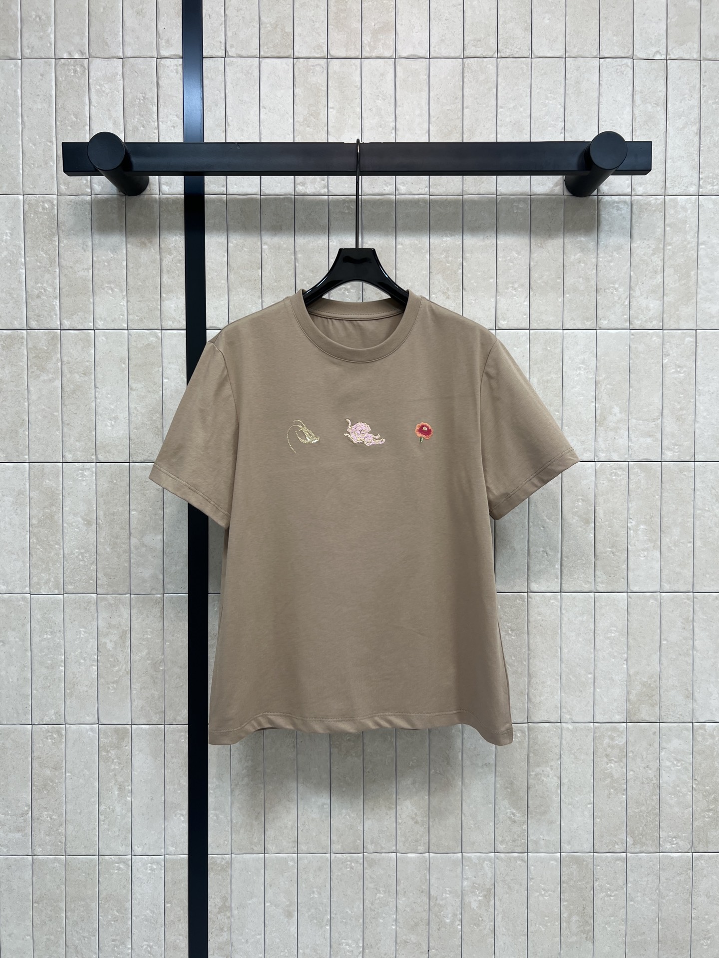 NO:716121,26 new spring and summer new green New Year series short-sleeved T-shirts, cotton blended material, soft and comfortable, perfect for spring wear!  The white model is paired with embroidery of shrimps, cats, and flowers. It is full of fun and detailed. The round neck design is simple and versatile. It can be easily used in daily casual or light formal occasions. Three colors and three codes, Size/S-M-L, T-shirt, tees, t-shirt,1986090926春夏新款 青绿新春系列短袖T恤 棉混纺材质,柔软舒适 春季穿着超合适！白色款搭配虾、猫、花朵刺绣 趣味满满又有细节感 圆领设计简约百搭 日常休闲或轻正式场合都能轻松驾驭 三色三码Size/S-M-L,,T-shirt,tees，t-shirt,,Women's clothing