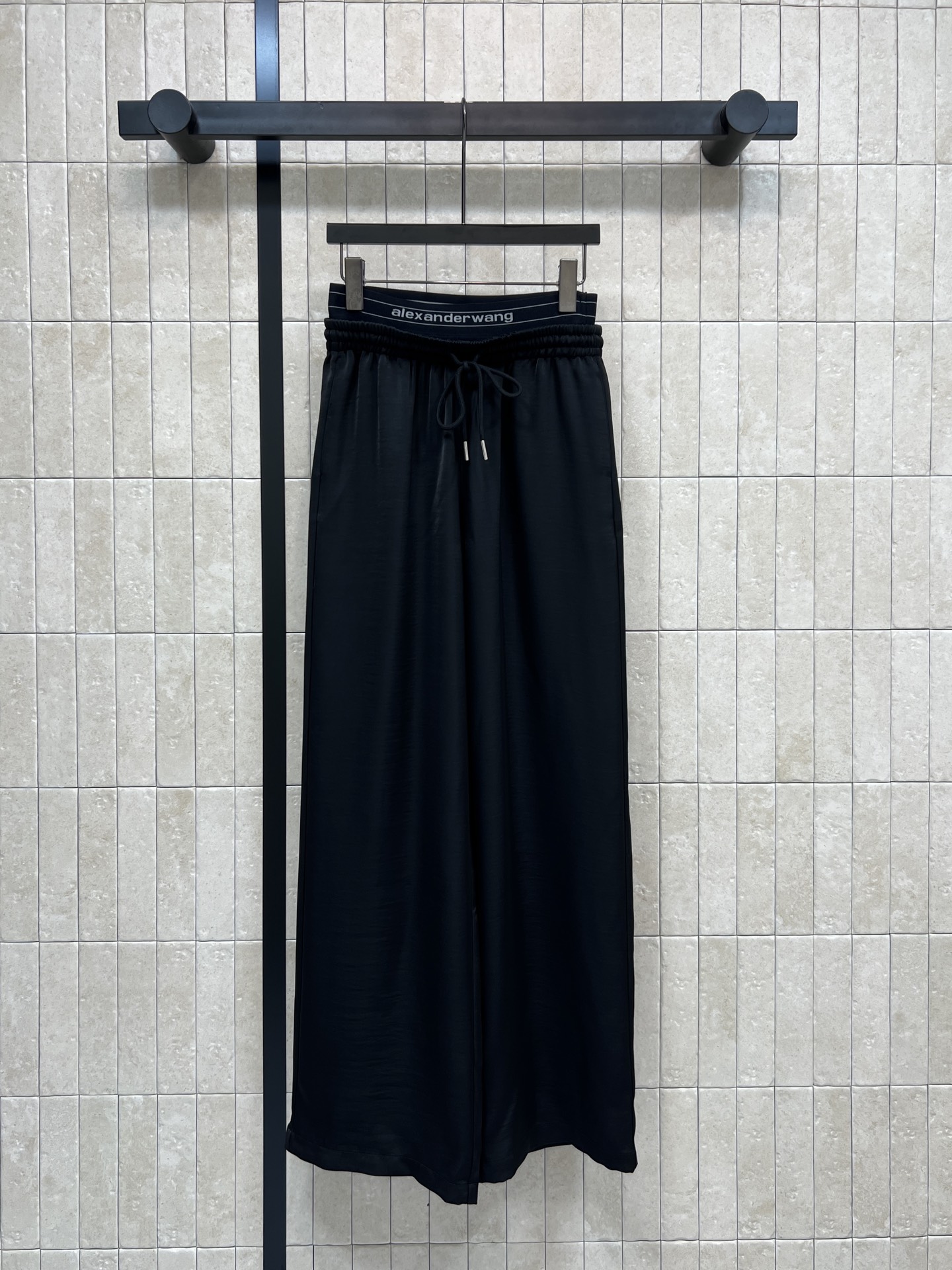 NO:717555,AW's 26 early spring new style double-waisted acetate wide-leg pants are made of light and breathable fabrics and have a great drape. They are super comfortable to wear in summer!  Logo elastic waist + drawstring double waistband design. The brand logo is very recognizable. Simple and fashionable. The straight wide-leg version modifies the leg shape. It can be easily managed for commuting and leisure. It goes well with T-shirts or shirts. It is comfortable and high-end. It is a must-have for daily wear!  Two colors and three codes Size/S-M-L, shirts, tees, t-shirt,19860909AW家 26早春新款 双腰头醋酸阔腿裤 采用轻薄透气面料 垂感超赞 夏天穿超舒服！logo松紧腰+抽绳双腰头设计 品牌标识超有辨识度 简约又时髦 直筒阔腿版型 修饰腿型 通勤休闲都能轻松驾驭 搭配T恤或衬衫都很OK 舒适又高级 日常穿搭必备！两色三码Size/S-M-L,,shirts,tees，t-shirt,,Women's clothing