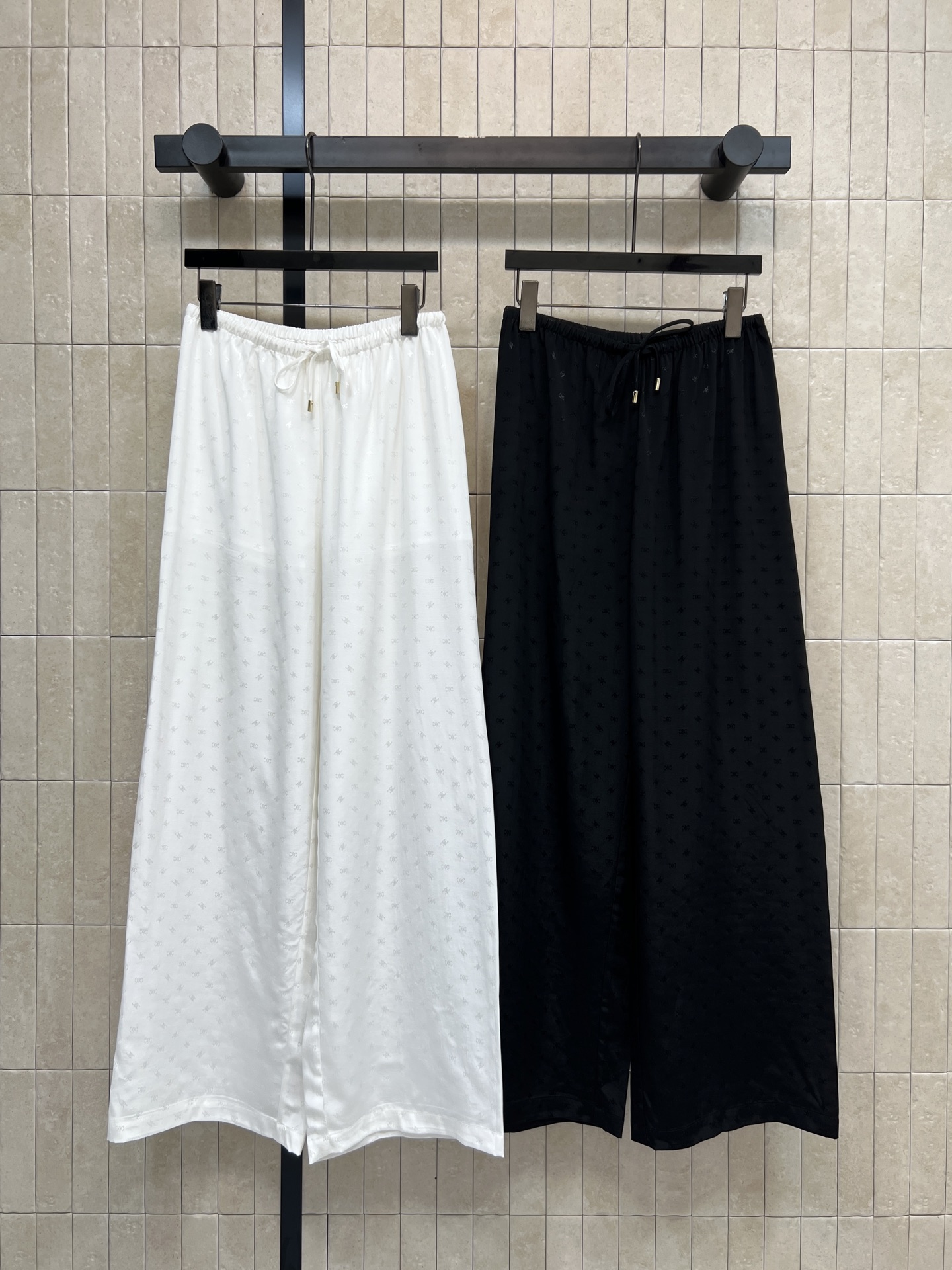 NO:716555,CE Home's 26th early spring new model, wide-leg pants with Arc de Triomphe embroidery, made of light and breathable fabric, embellished with exquisite Arc de Triomphe embroidery all over, simple and detailed, elastic waist + drawstring design, suitable for a variety of body types, comfortable to wear and not flattering, loose straight wide-leg version, good drape, modified leg shape, making you look taller and slimmer!  It can be easily used for daily commuting, leisure, and at home. Pair it with a shirt or knitted top to easily get a lazy atmosphere ~ Two colors and three sizes Size/S-M-L,,shirts,19860909CE家 26早春新款 凯旋门刺绣阔腿裤 采用轻薄透气面料 满身点缀精致凯旋门刺绣 简约又有细节感 松紧腰+抽绳设计 适合多种身材 穿着舒适不挑人 宽松直筒阔腿版型 垂感好 修饰腿型 显高显瘦！日常通勤、休闲、居家都能轻松驾驭 搭配衬衫或针织上衣 轻松get慵懒氛围感~两色三码 Size/S-M-L,,shirts,,Women's clothing